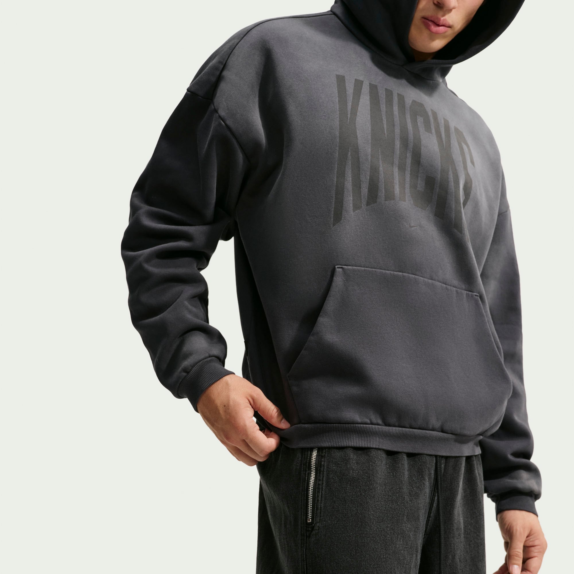 Men's Nike Charcoal New York Knicks 2026 Standard Issue Travel Washed Fleece Pullover Hoodie