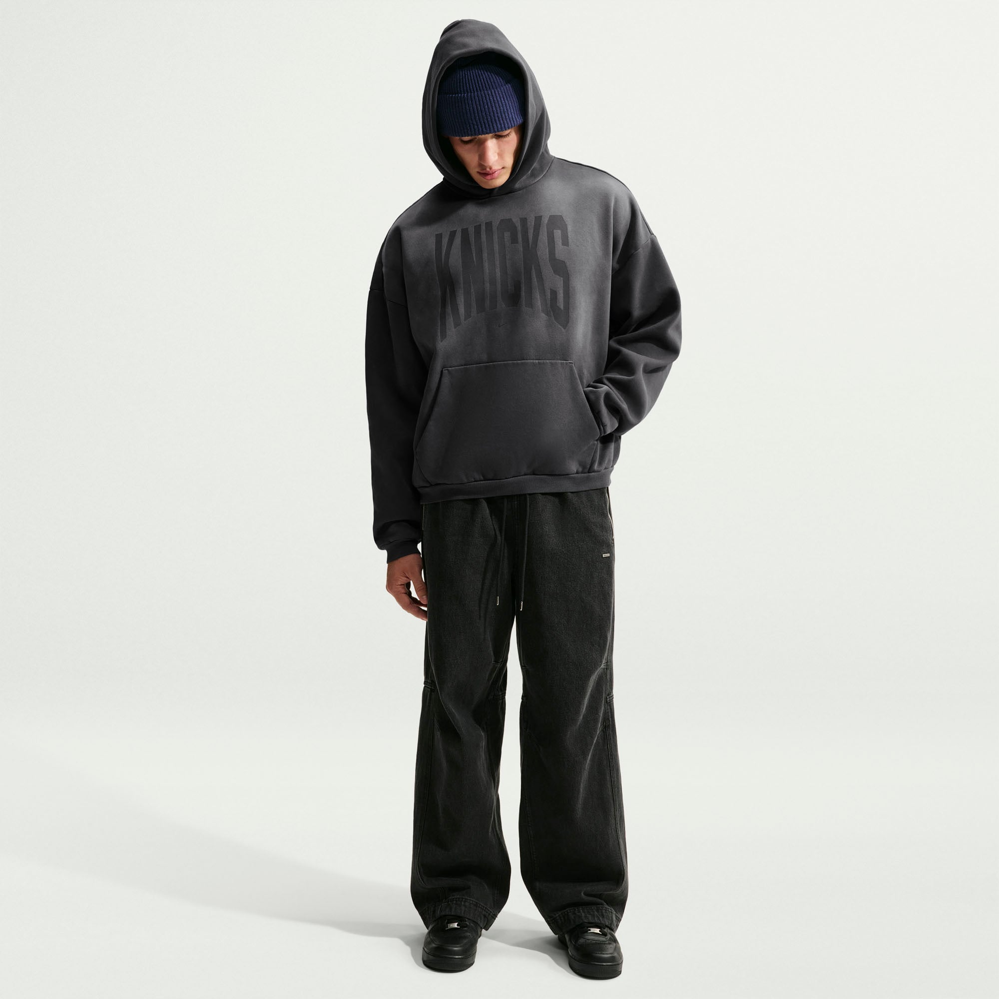 Men's Nike Charcoal New York Knicks 2026 Standard Issue Travel Washed Fleece Pullover Hoodie