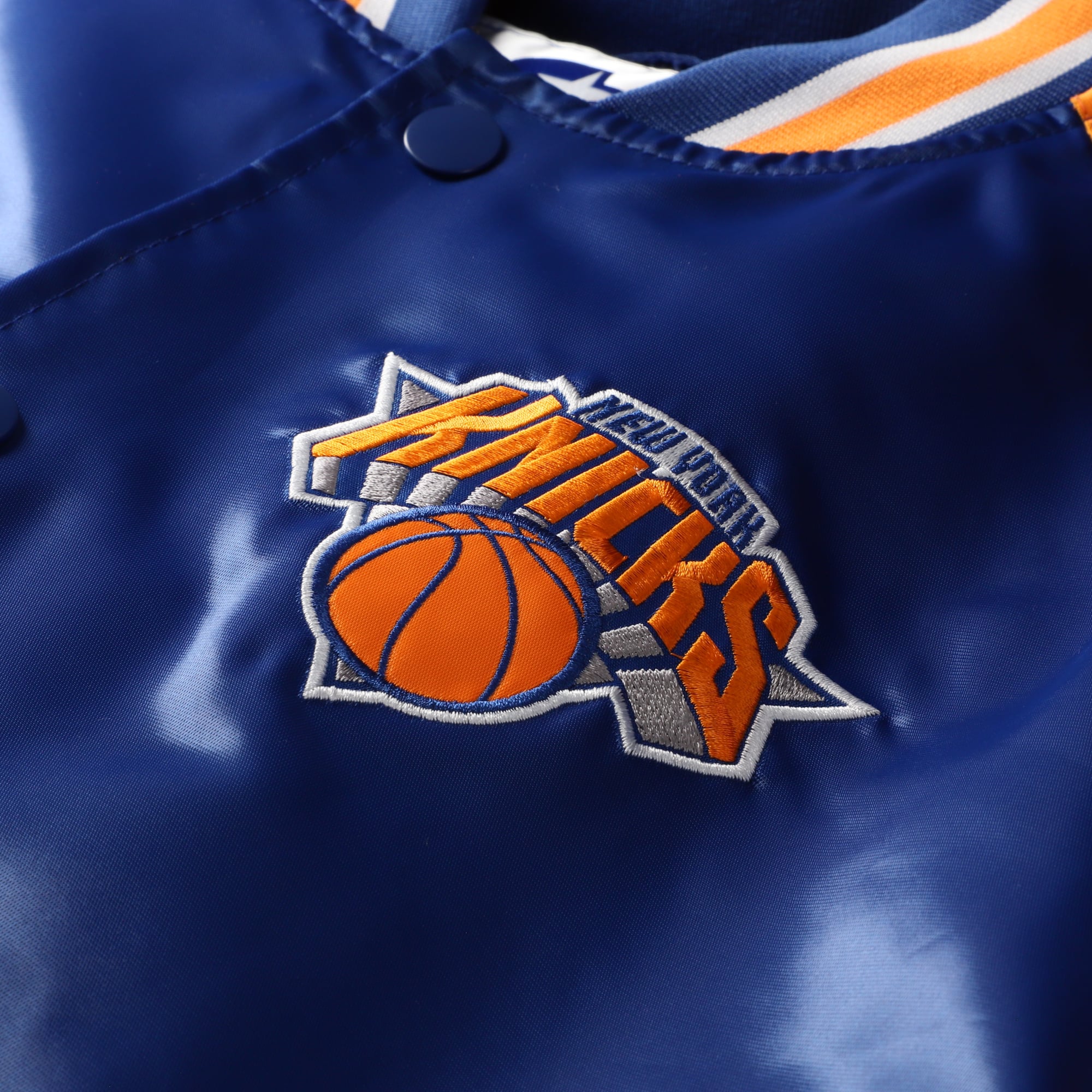 Veste universitaire Starter bleue et orange pour homme, modèle intronisé des New York Knicks, à boutons-pression raglan.