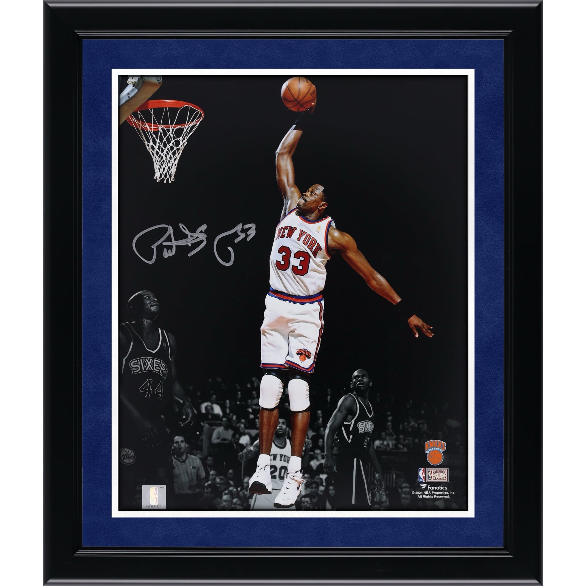 Photographie autographiée de Patrick Ewing, New York Knicks , 11" x 14", Dunking contre Philadelphia 76ers