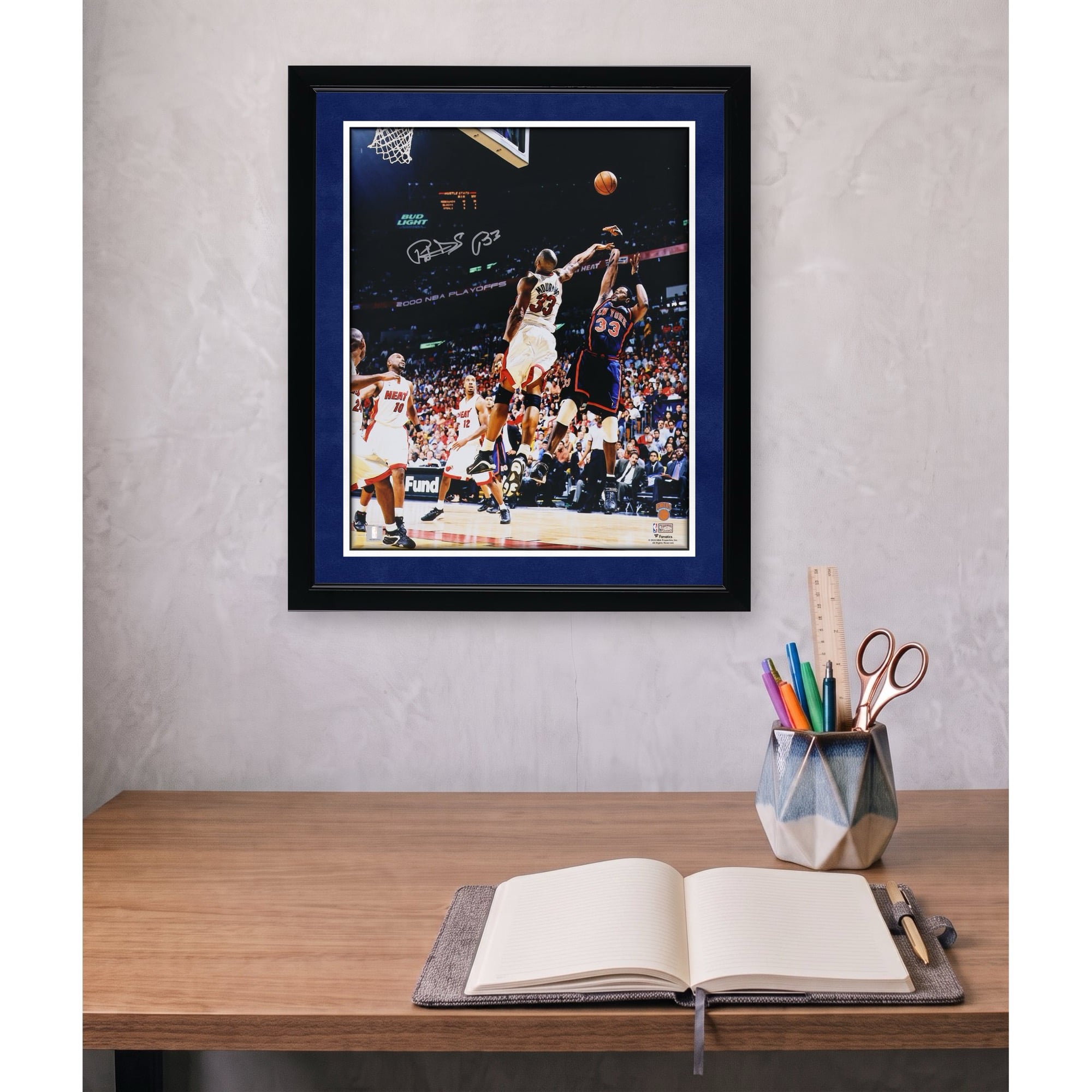 Photo dédicacée de Patrick Ewing (New York Knicks) - Tir en suspension contre le Miami Heat (40,6 x 50,8 cm)
