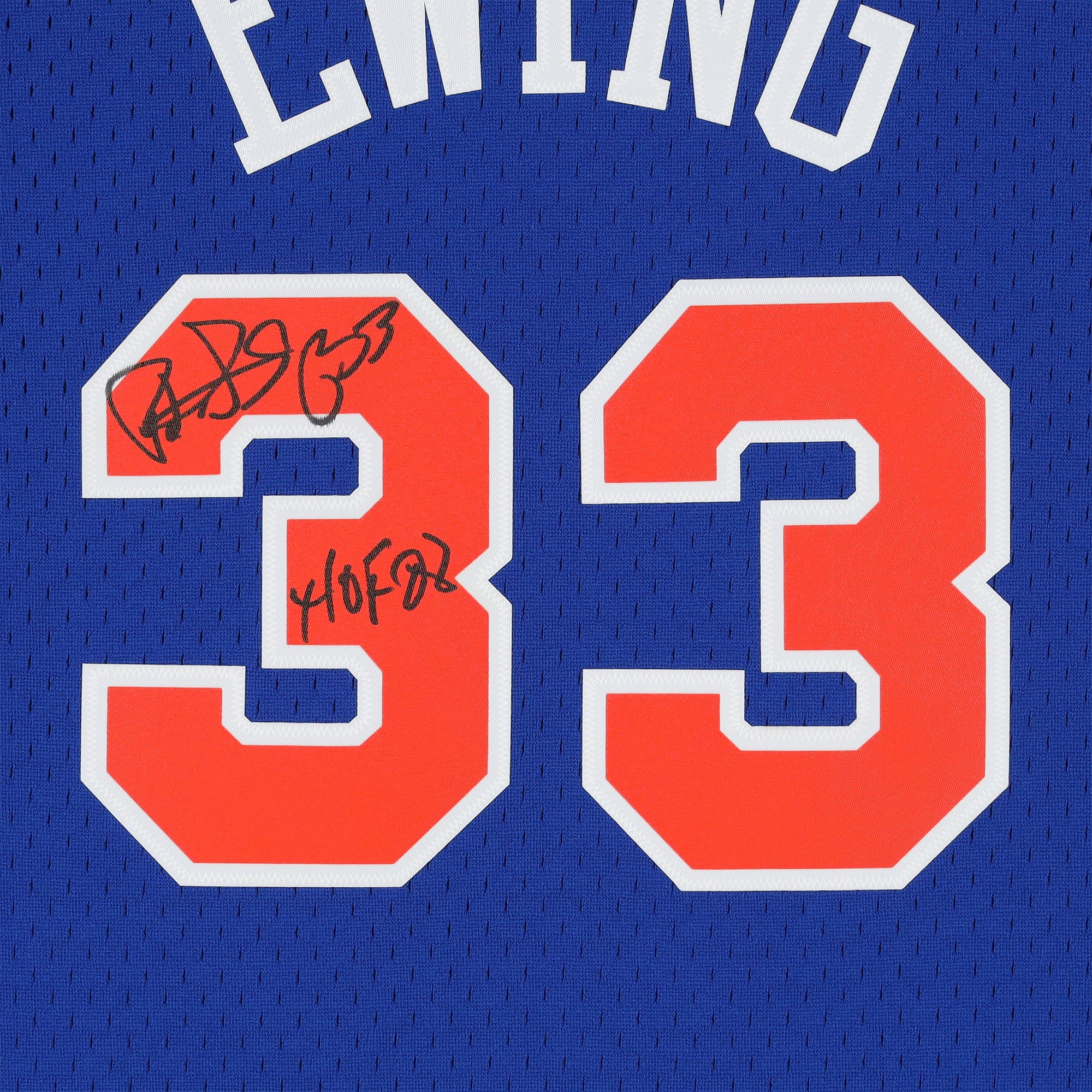 Maillot Swingman bleu Mitchell & Ness 1991 autographié par Patrick Ewing (New York Knicks) avec inscription « HOF 08 ».