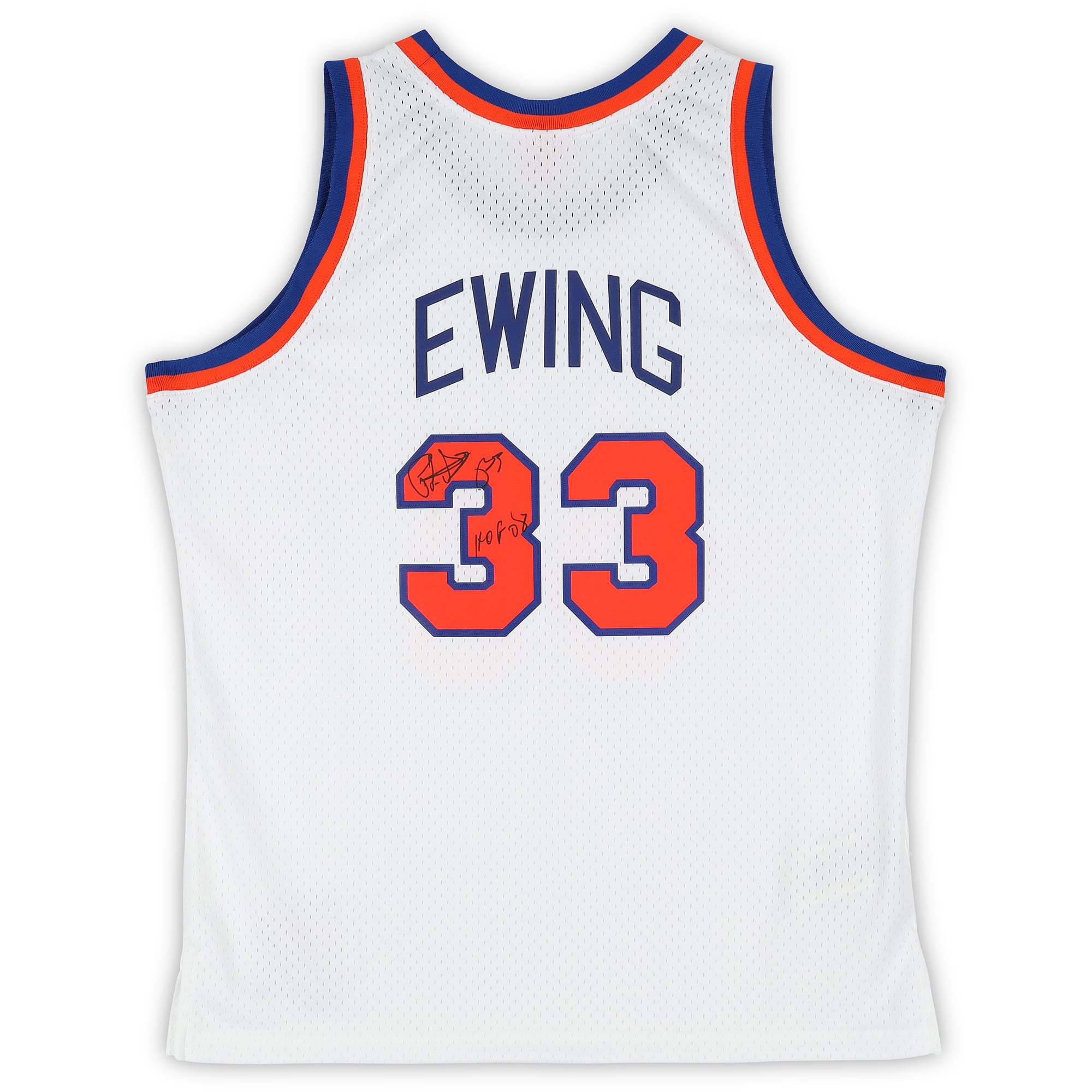 Maillot Swingman blanc Mitchell & Ness 1985 autographié par Patrick Ewing (New York Knicks) avec inscription « HOF 08 ».