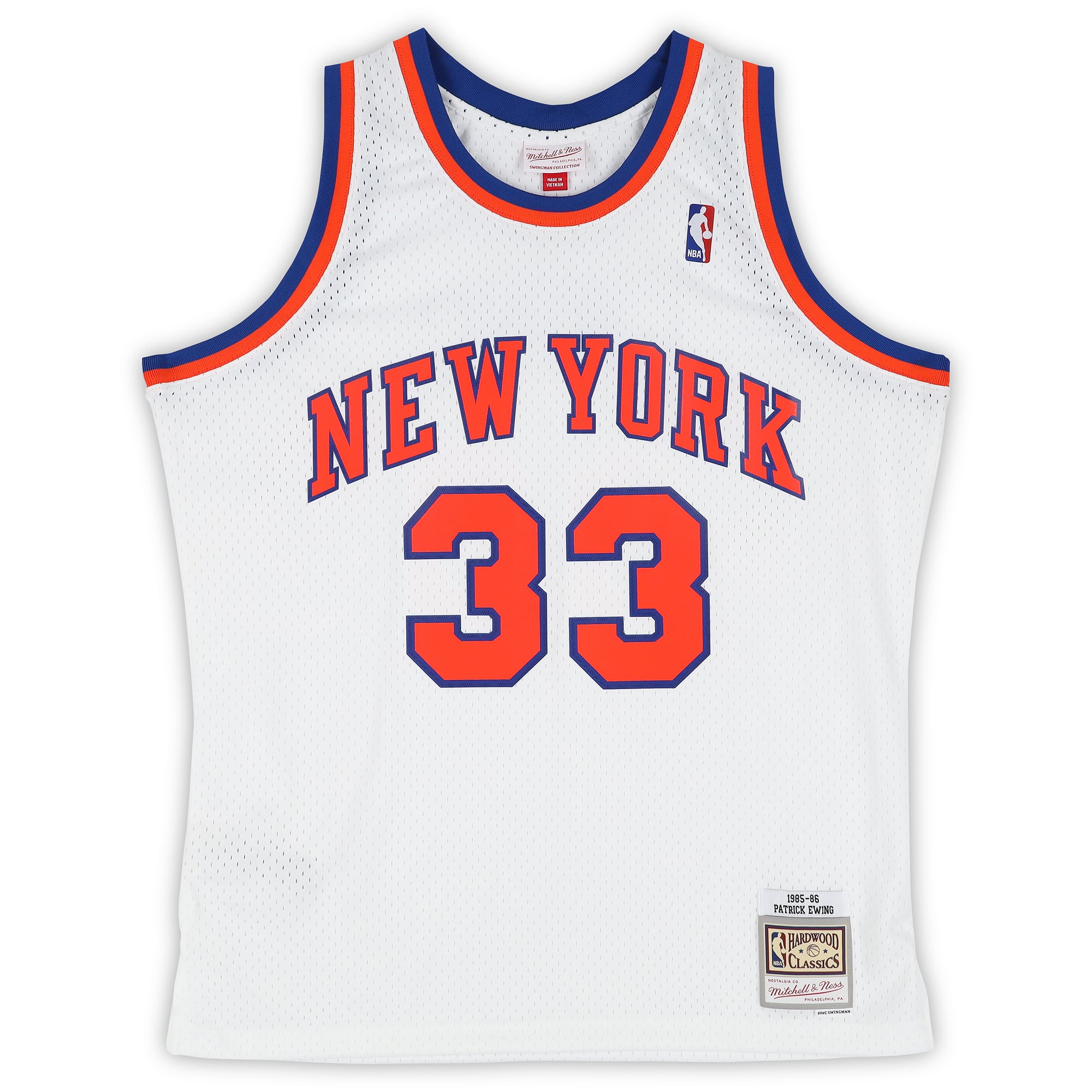 Maillot Swingman blanc Mitchell & Ness 1985 autographié par Patrick Ewing (New York Knicks) avec inscription « HOF 08 ».