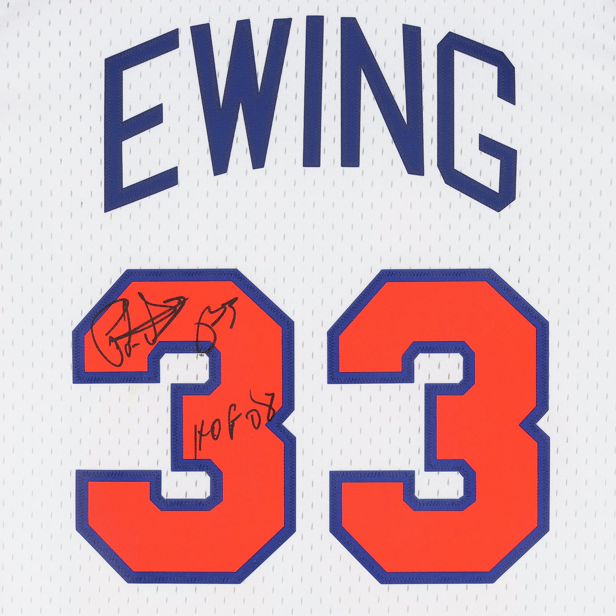 Maillot Swingman blanc Mitchell & Ness 1985 autographié par Patrick Ewing (New York Knicks) avec inscription « HOF 08 ».