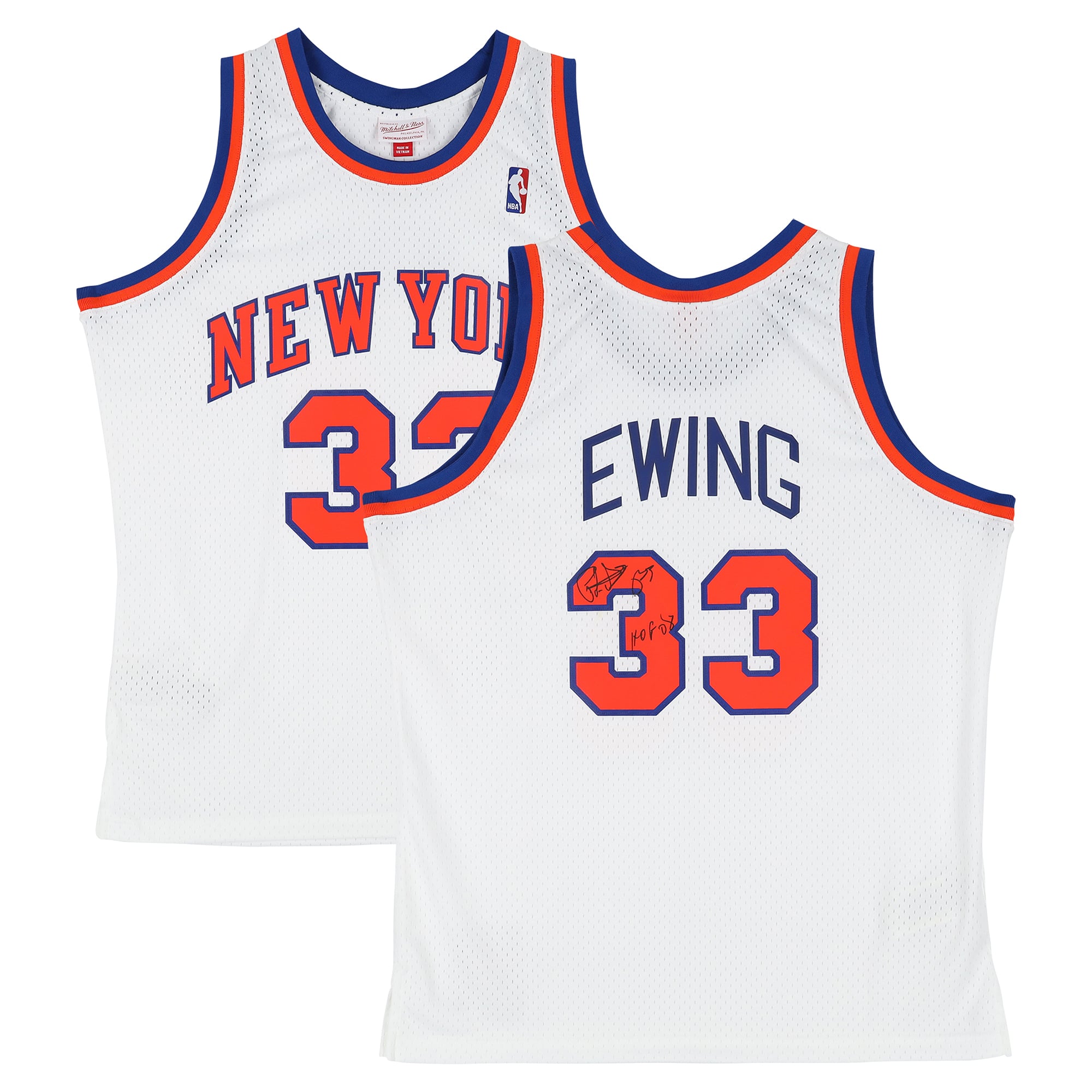 Maillot Swingman blanc Mitchell & Ness 1985 autographié par Patrick Ewing (New York Knicks) avec inscription « HOF 08 ».