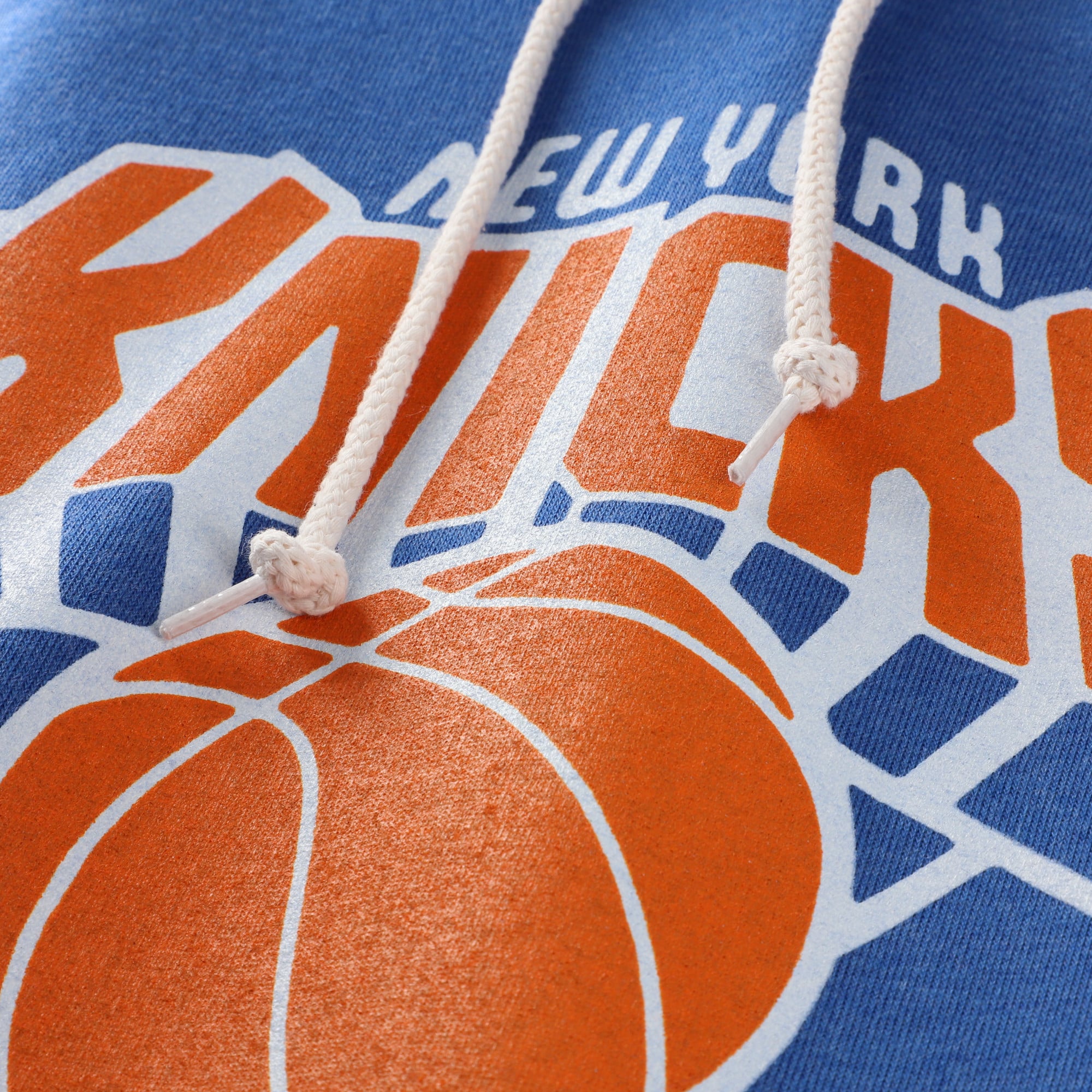 Sweat à capuche raglan unisexe bleu hommage aux New York Knicks, en mélange de trois matières.
