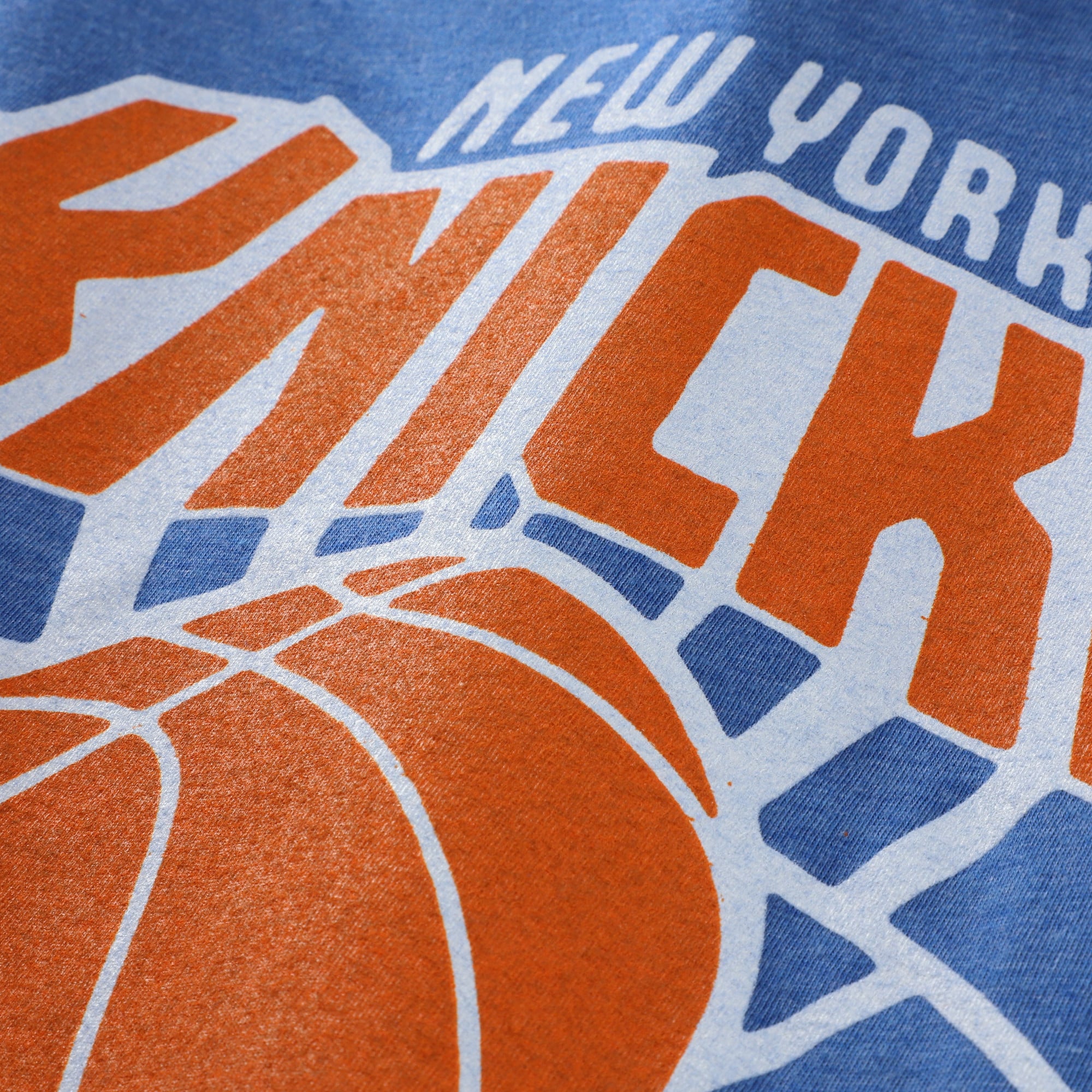 T-shirt unisexe bleu hommage aux New York Knicks, en mélange de trois matières