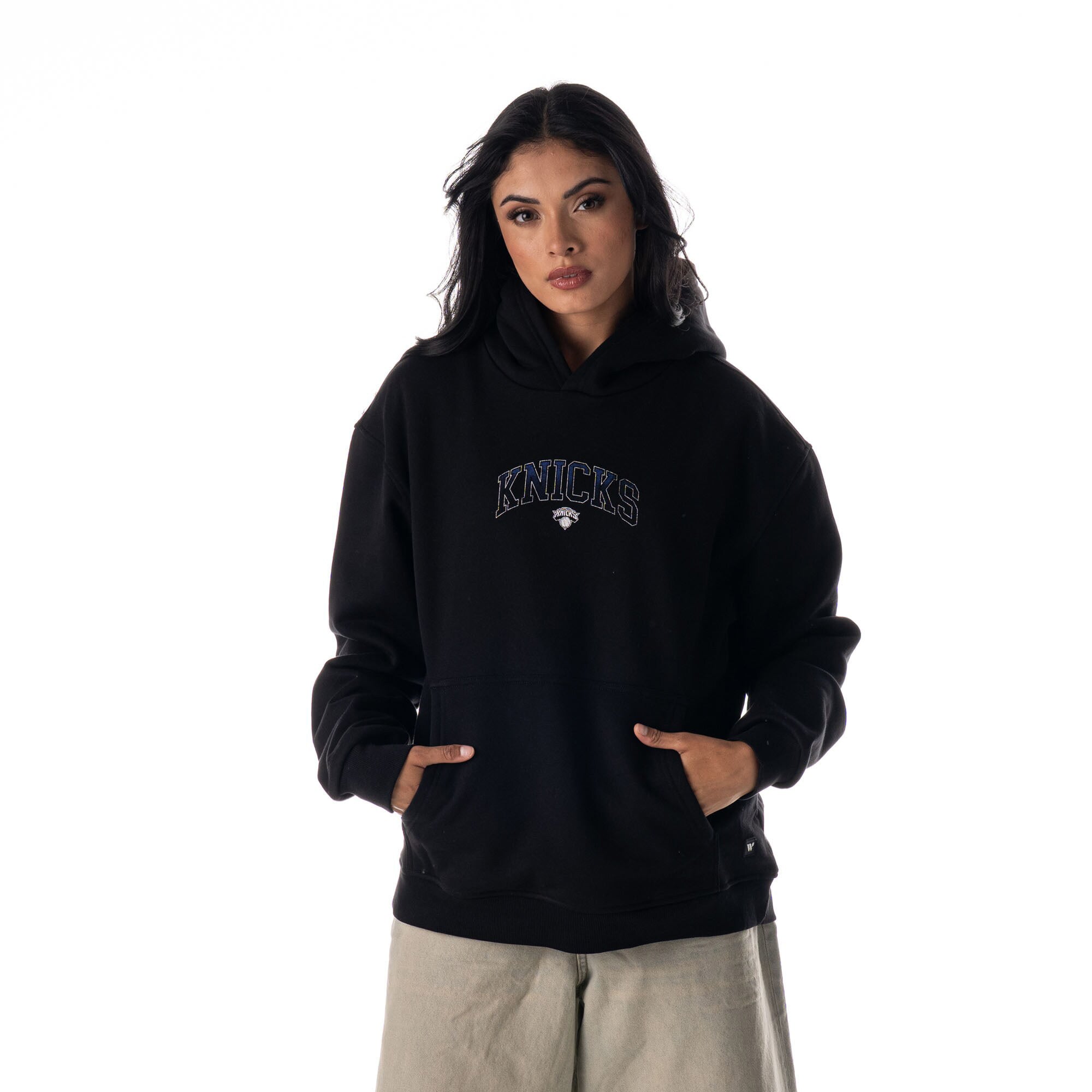 Sweat à capuche unisexe The Wild Collective noir New York Knicks imprimé éclaboussures