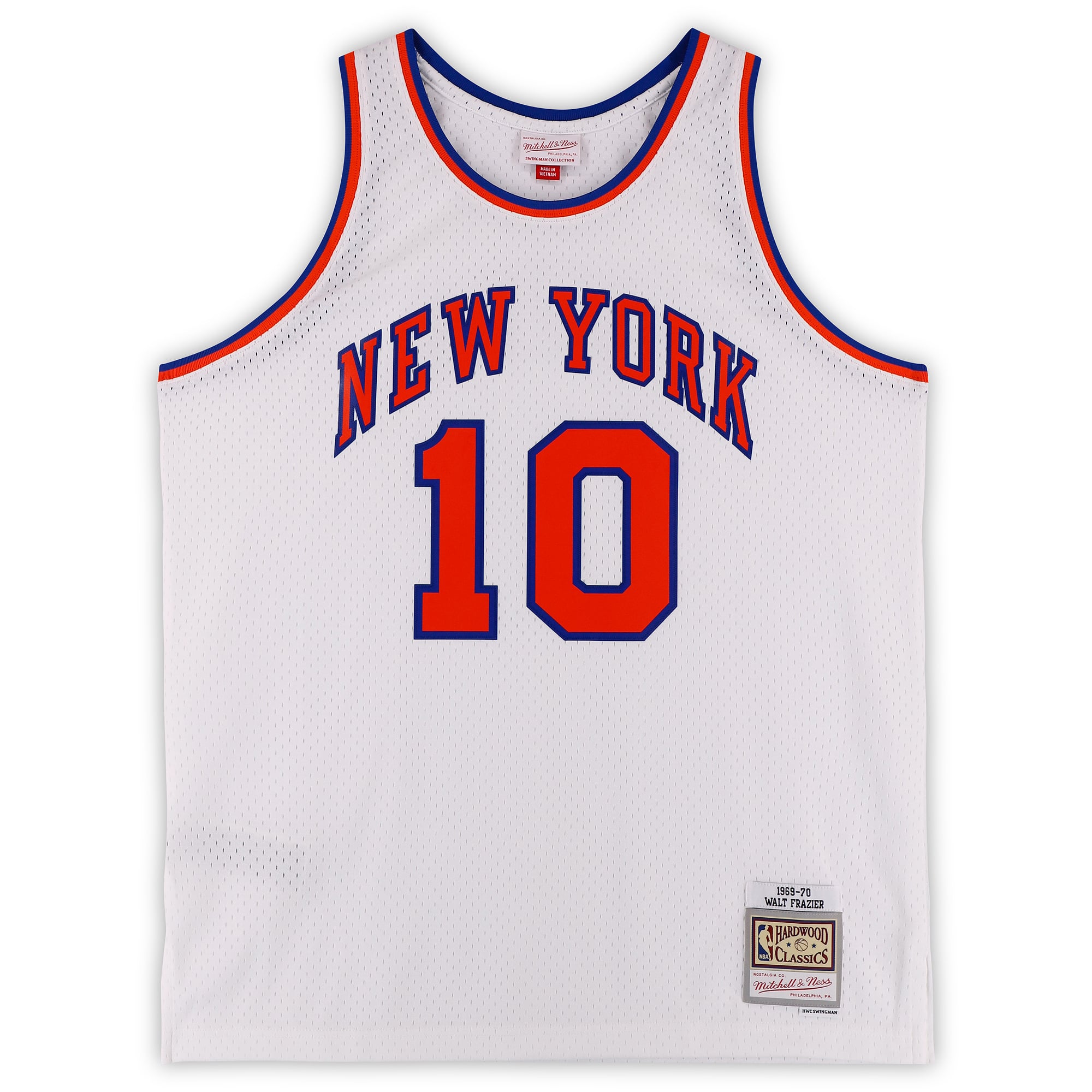 Maillot Swingman blanc Mitchell & Ness 1969 autographié par Walt Frazier, des New York Knicks, avec inscription « HOF 87 ».