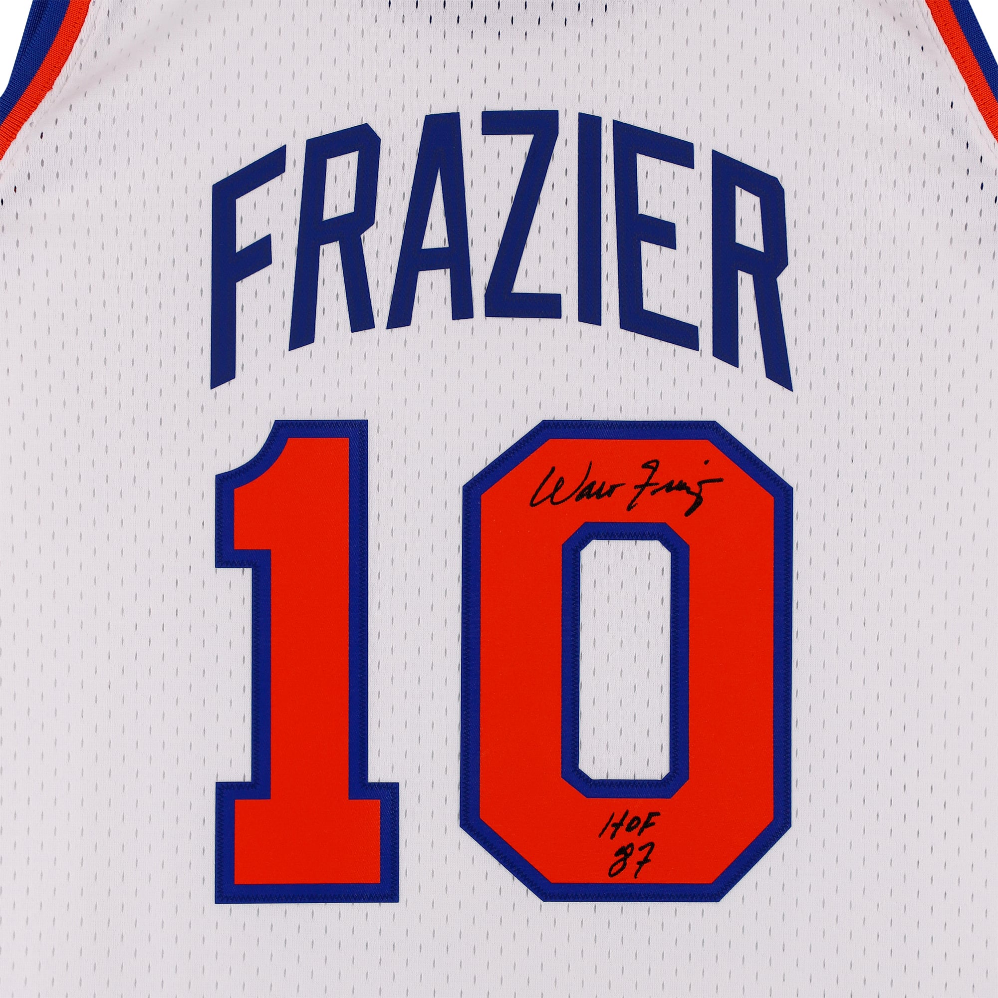 Maillot Swingman blanc Mitchell & Ness 1969 autographié par Walt Frazier, des New York Knicks, avec inscription « HOF 87 ».