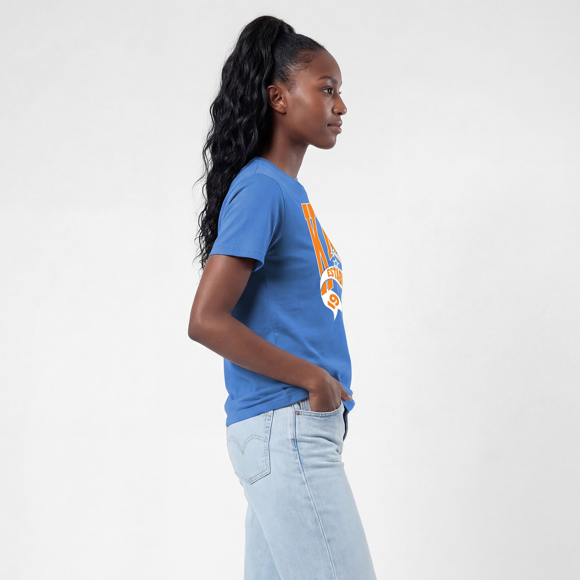 T-shirt Champion bleu pour femmes, logo des New York Knicks