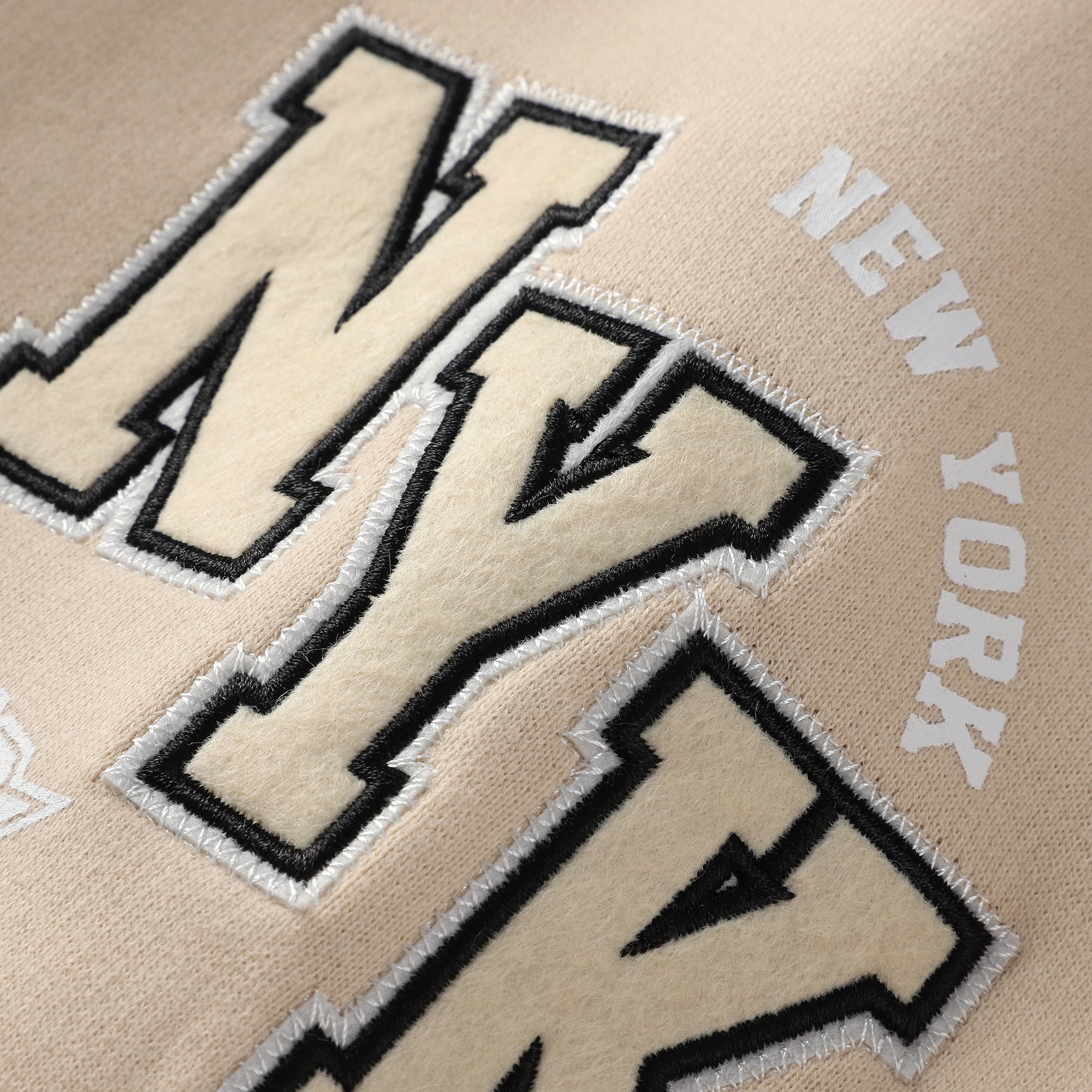 Sweat à capuche zippé en feutre ton sur de couleur crème grande taille pour femme WEAR by Erin Andrews des New York Knicks