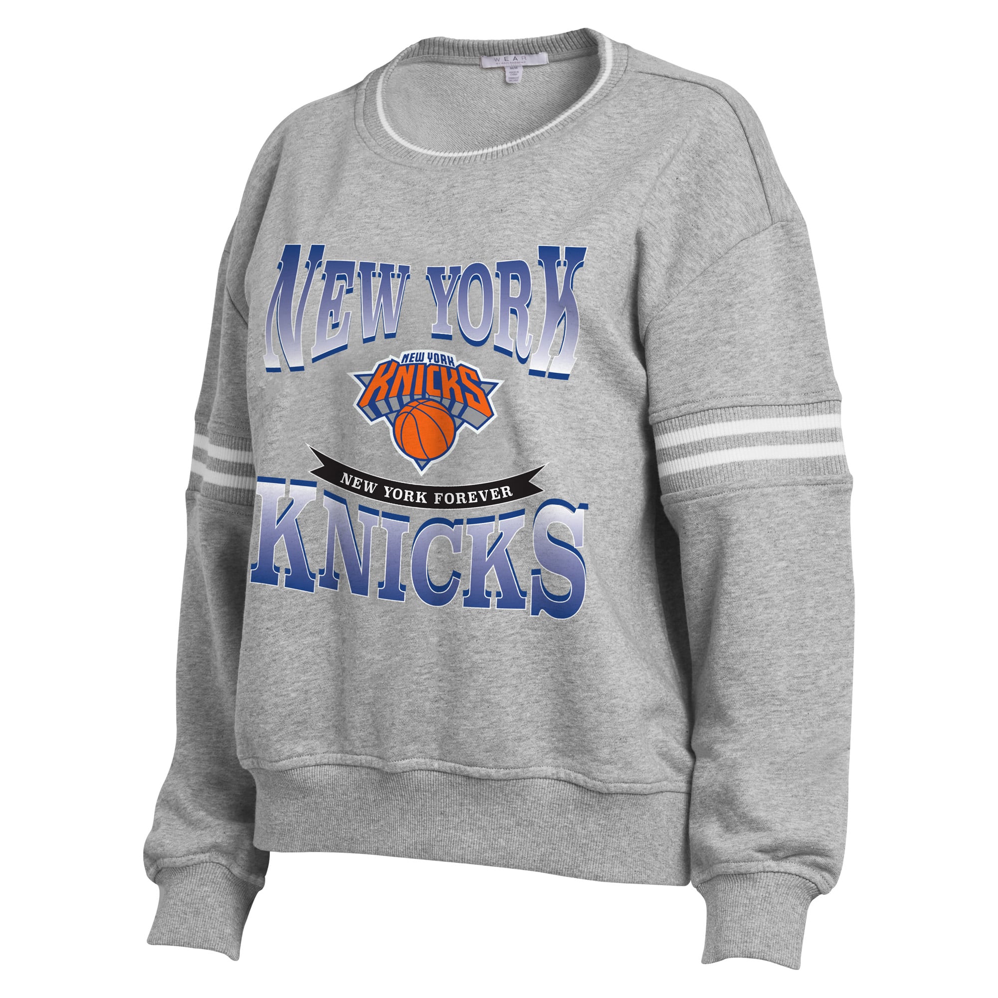 Sweat-shirt ras du cou gris à écusson des New York Knicks de la marque WEAR by Erin Andrews pour femmes