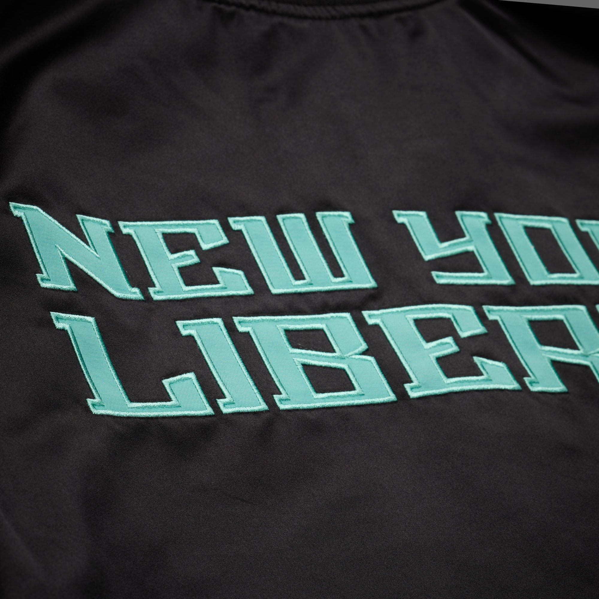 Veste légère en satin noir à boutons-pression Mitchell & Ness New York Liberty pour homme