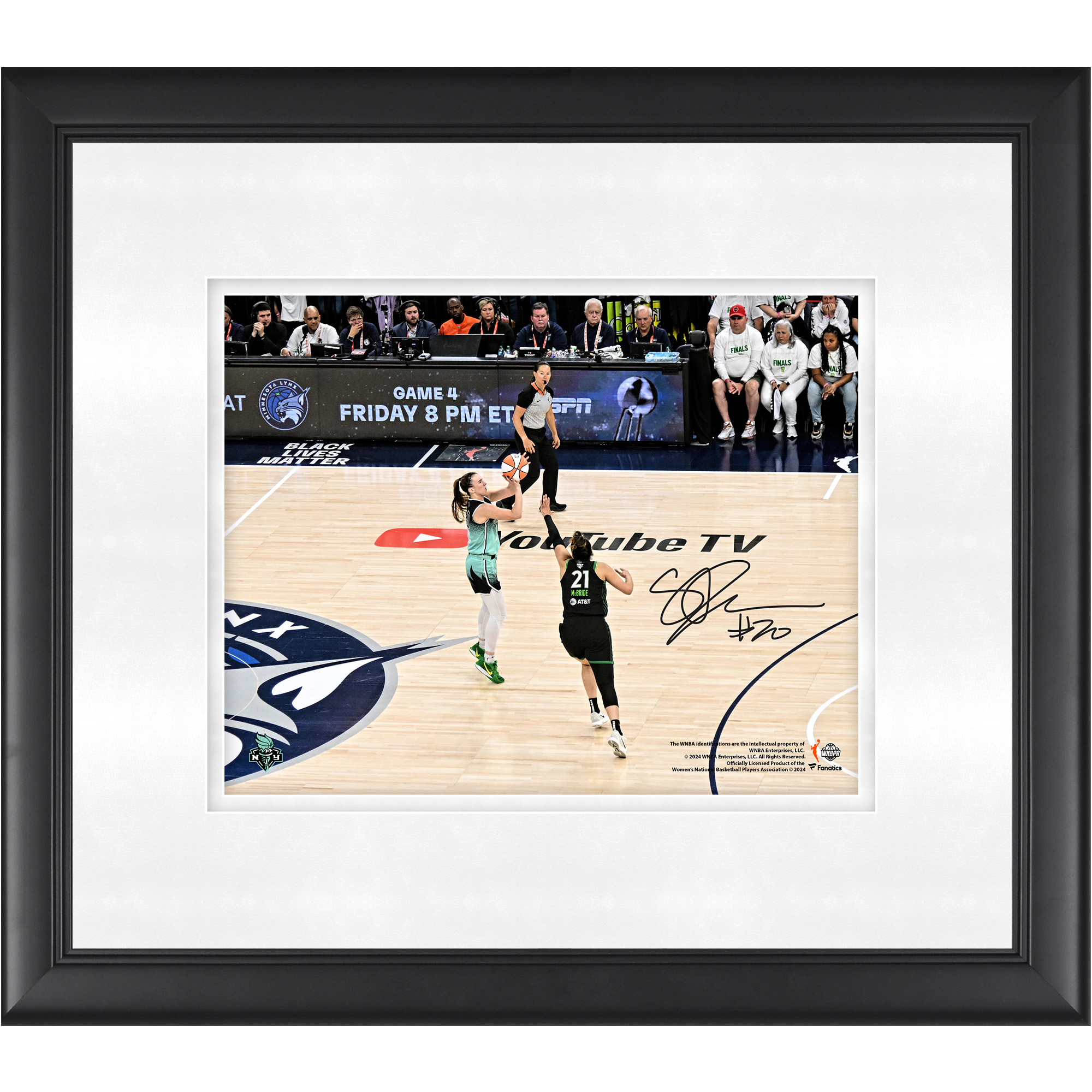 Photo encadrée et autographiée de Sabrina Ionescu (New York Liberty), format 20 x 25 cm, lors du match 3 des finales WNBA 2024, où elle a marqué le panier à trois points de la victoire. Format 20 x 25 cm.