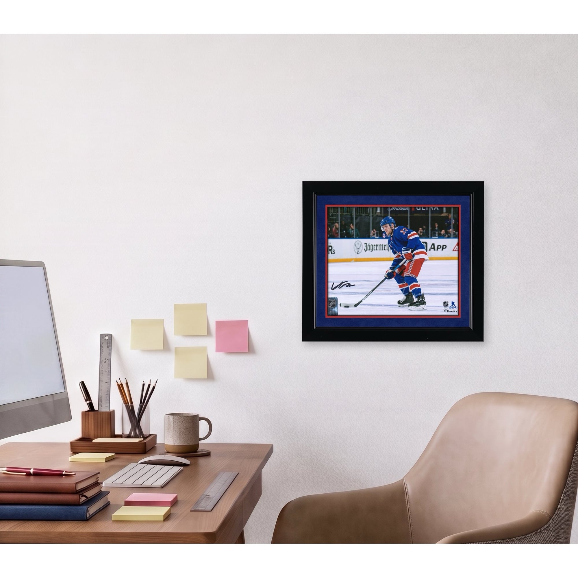 Photographie autographiée de 8'' x 10'' du maillot bleu avec rondelle d'Adam Fox des Rangers de New York
