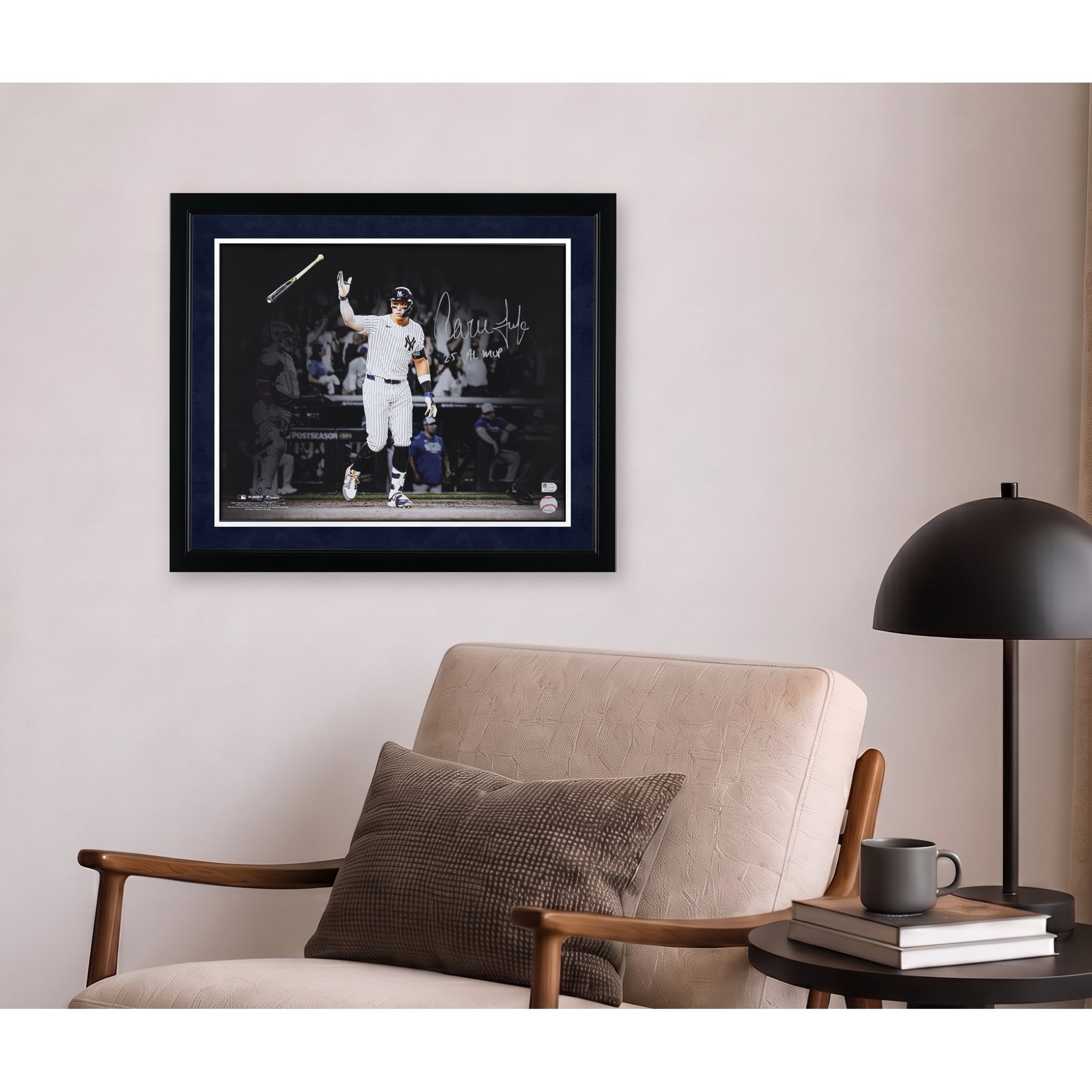 Photo dédicacée d'Aaron Judge, joueur des Yankees de New York, 40 x 50 cm, le montrant en train de frapper un home run, avec inscription « 25 MVP de la Ligue américaine ».