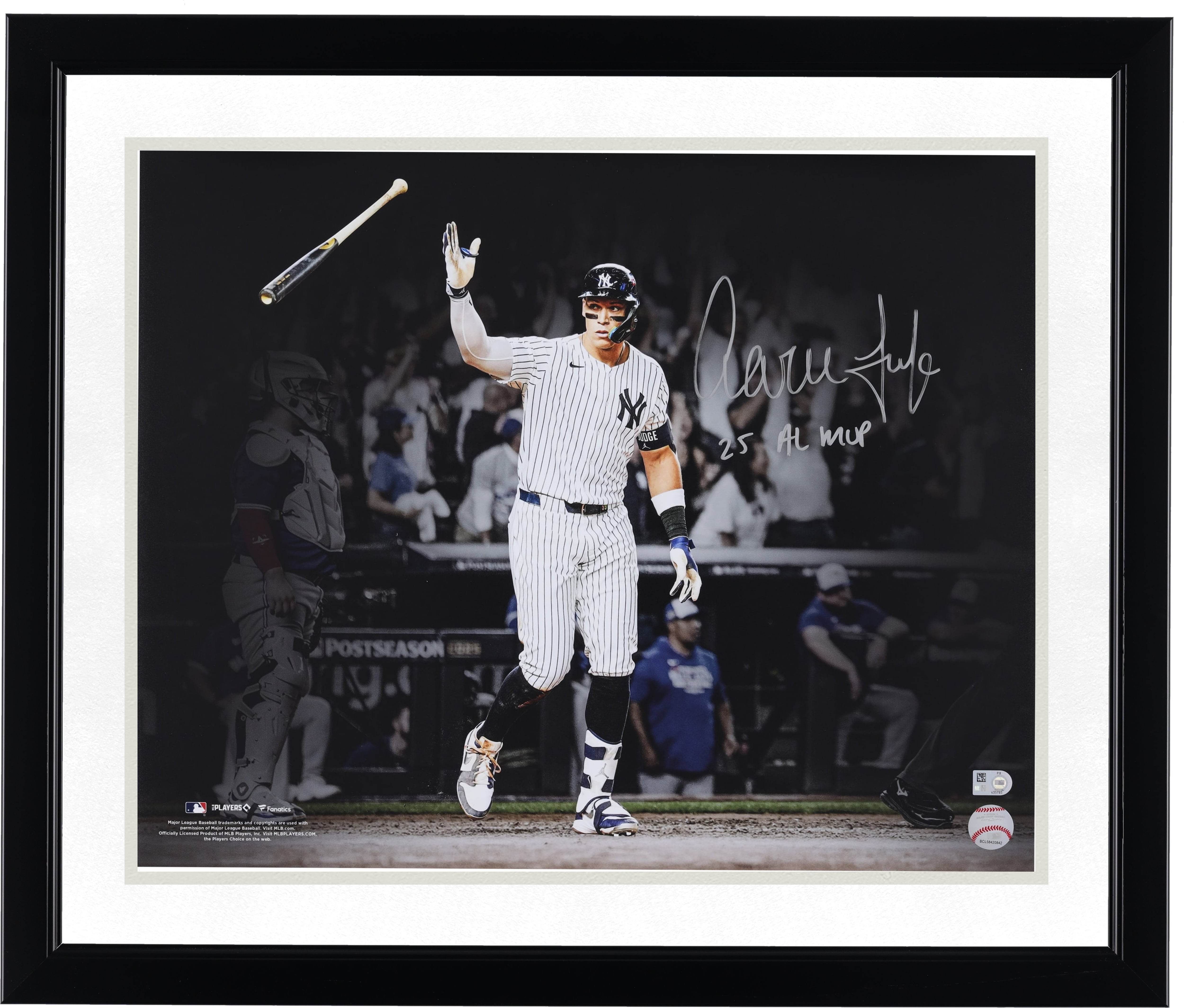 Photo dédicacée d'Aaron Judge, joueur des Yankees de New York, 40 x 50 cm, le montrant en train de frapper un home run, avec inscription « 25 MVP de la Ligue américaine ».