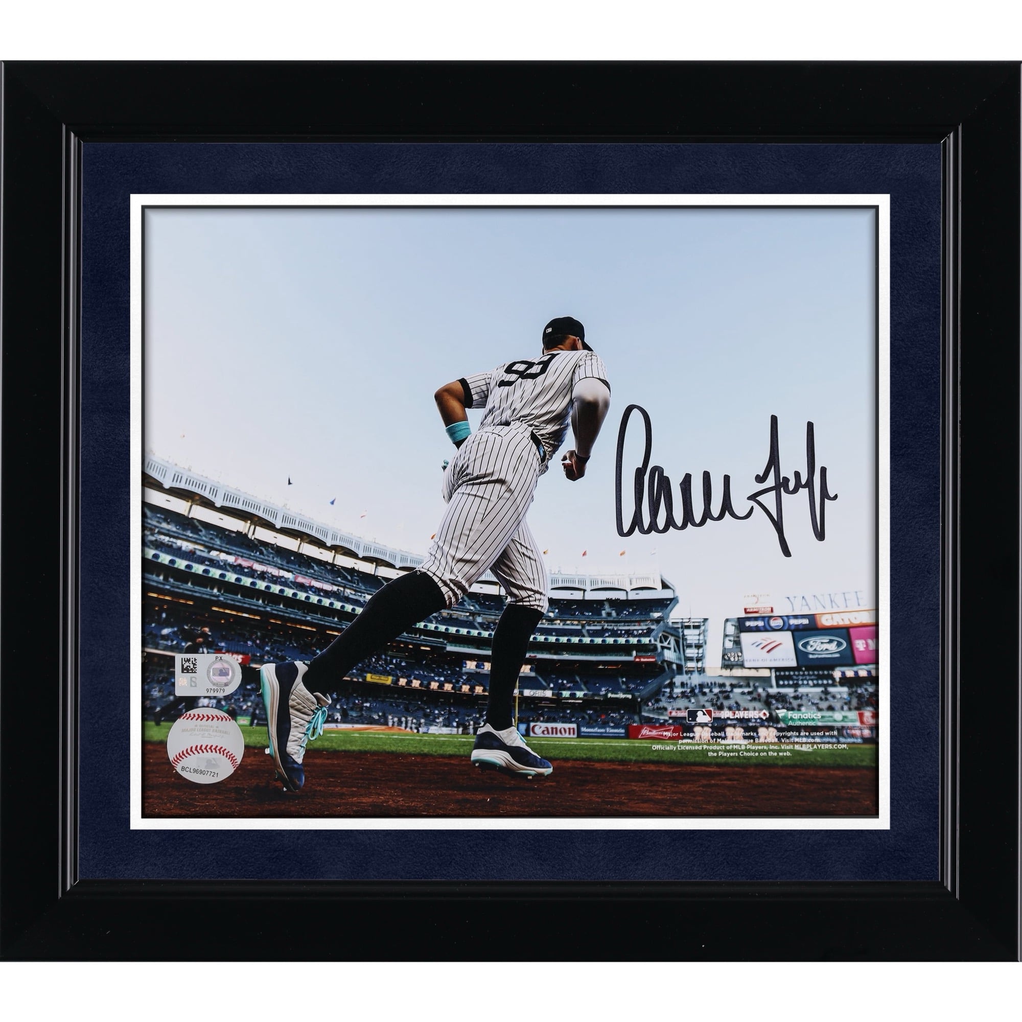 Photo dédicacée d'Aaron Judge, joueur des Yankees de New York (8 x 10 pouces), sortant de l'abri des joueurs.