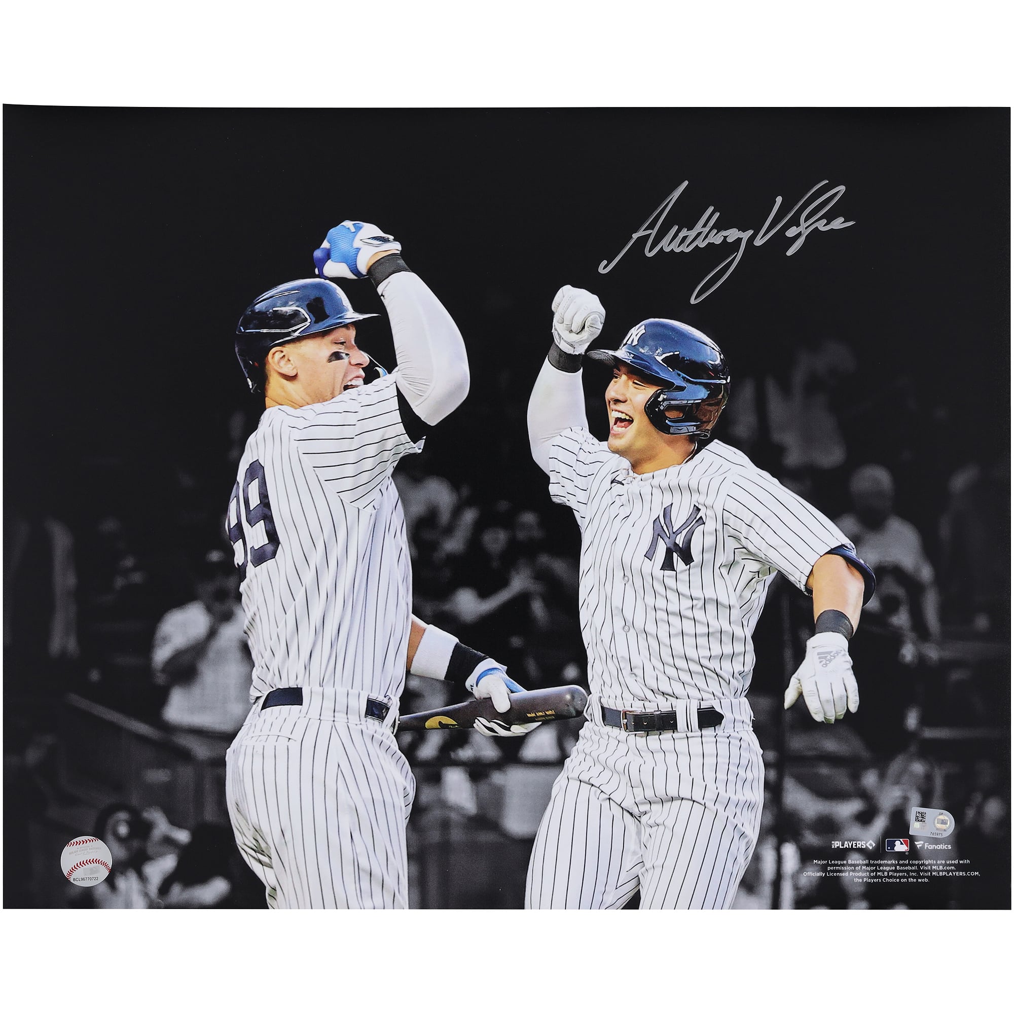Photo dédicacée d'Anthony Volpe (New York Yankees) célébrant son coup de circuit avec Aaron Judge (40 x 50 cm).