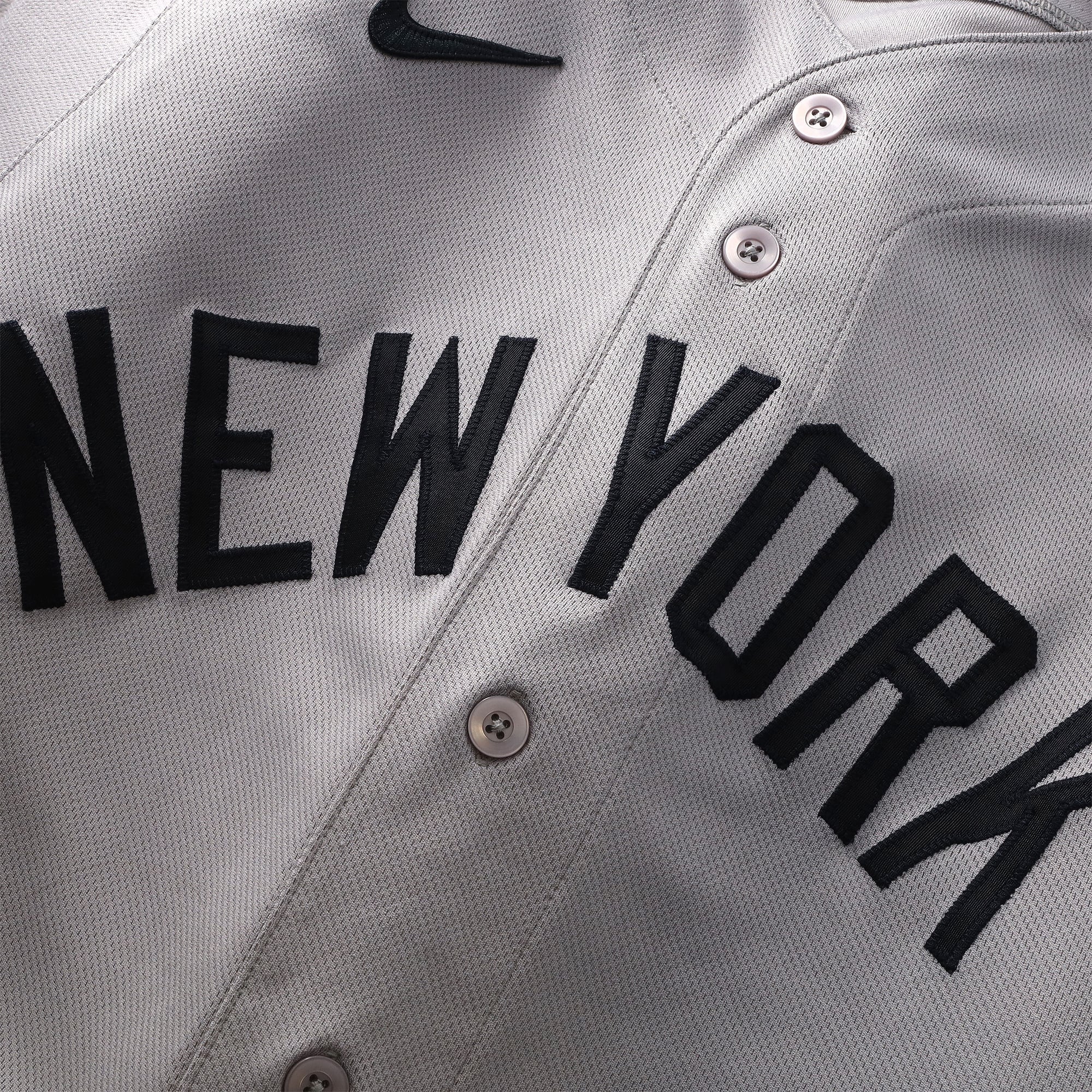 Maillot gris n° 11 porté par Anthony Volpe, joueur des Yankees de New York, lors du match contre les Cubs de Chicago le 2 août 2026.
