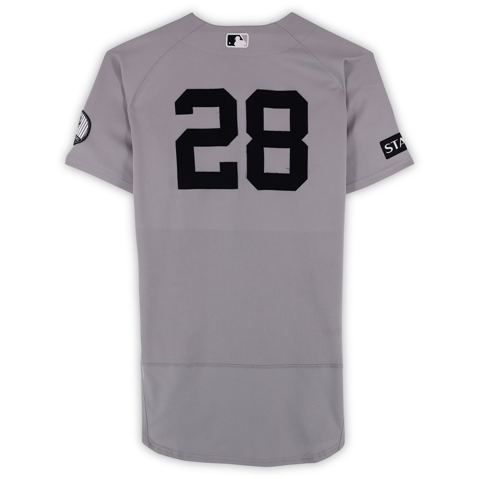 Maillot gris n° 28 porté par Austin Wells des Yankees de New York lors du match contre les Cubs de Chicago le 2 août 2026