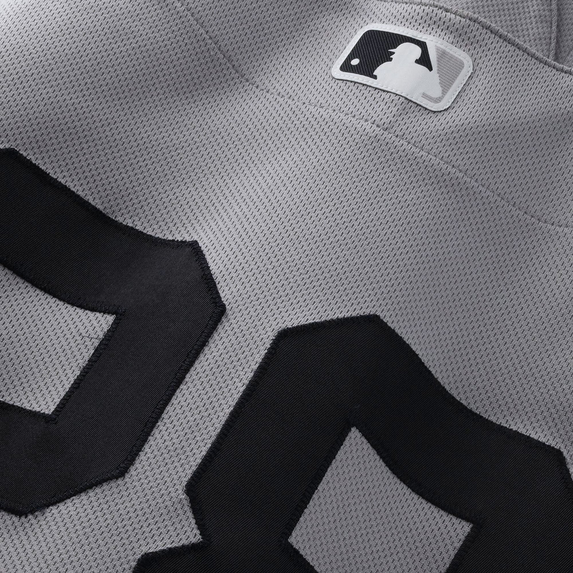 Maillot gris n° 28 porté par Austin Wells des Yankees de New York lors du match contre les Cubs de Chicago le 2 août 2026