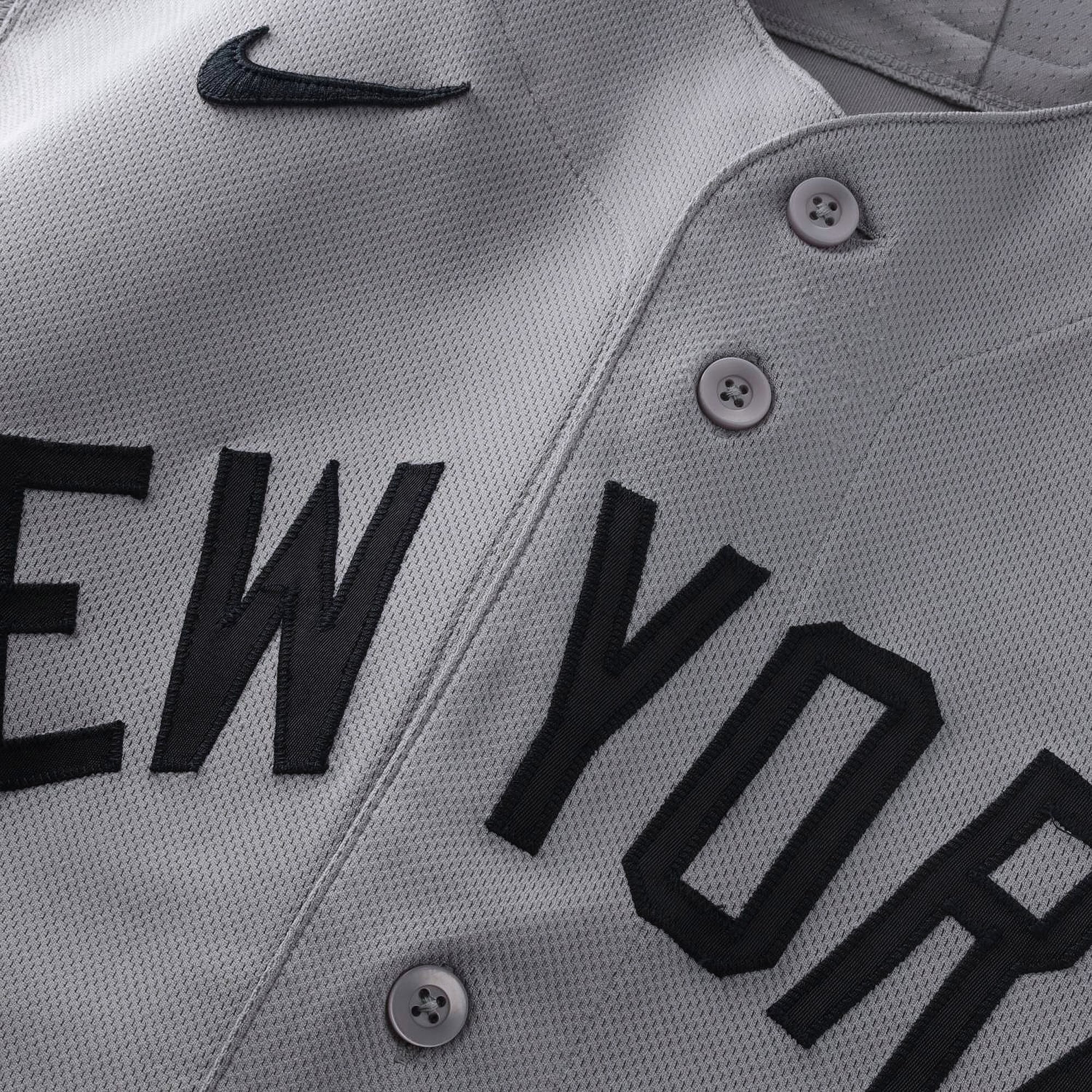 Maillot gris n° 28 porté par Austin Wells des Yankees de New York lors du match contre les Cubs de Chicago le 2 août 2026