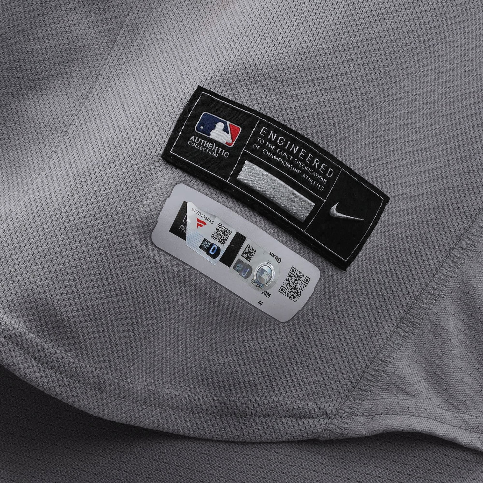 Maillot gris n° 28 porté par Austin Wells des Yankees de New York lors du match contre les Cubs de Chicago le 2 août 2026