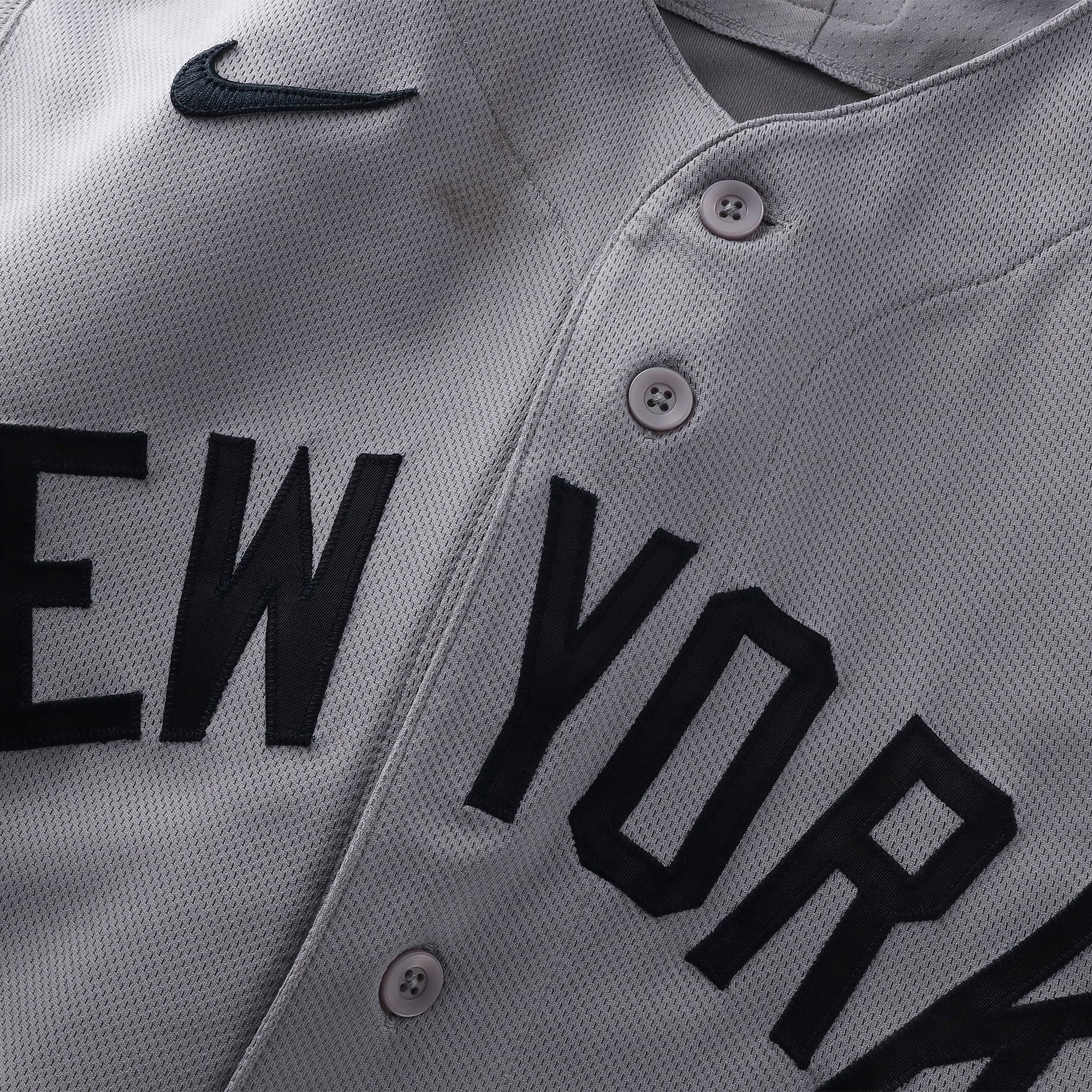Maillot gris Nike n° 28 porté par Austin Wells des Yankees de New York lors du match contre les Nationals de Washington le 12 juillet 2026