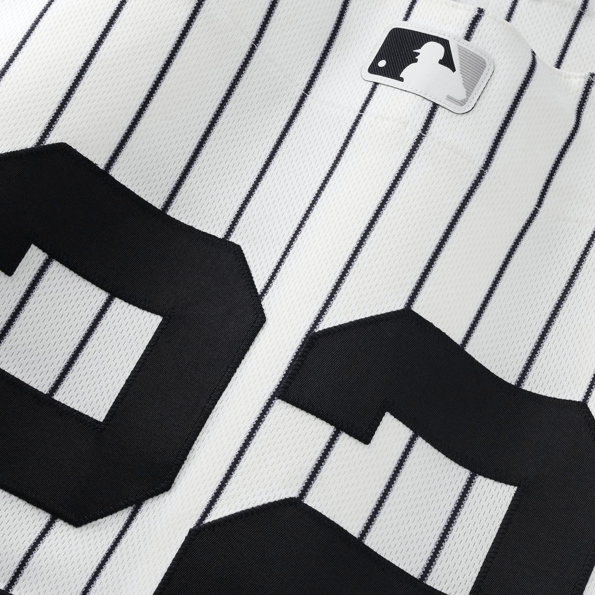 Maillot blanc à rayures Nike porté par Ben Rice (New York Yankees) sous le numéro 22, lors du match contre les Red Sox de Boston le 30 août 2026.
