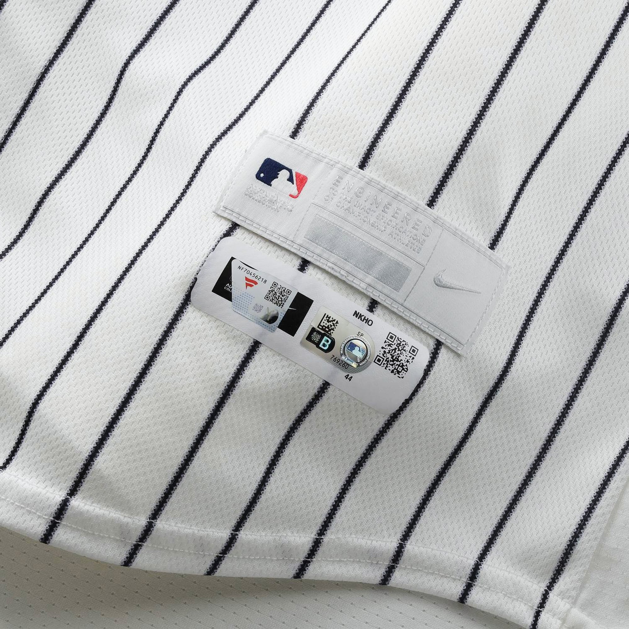 Maillot blanc à rayures Nike porté par Ben Rice (New York Yankees) sous le numéro 22, lors du match contre les Red Sox de Boston le 30 août 2026.