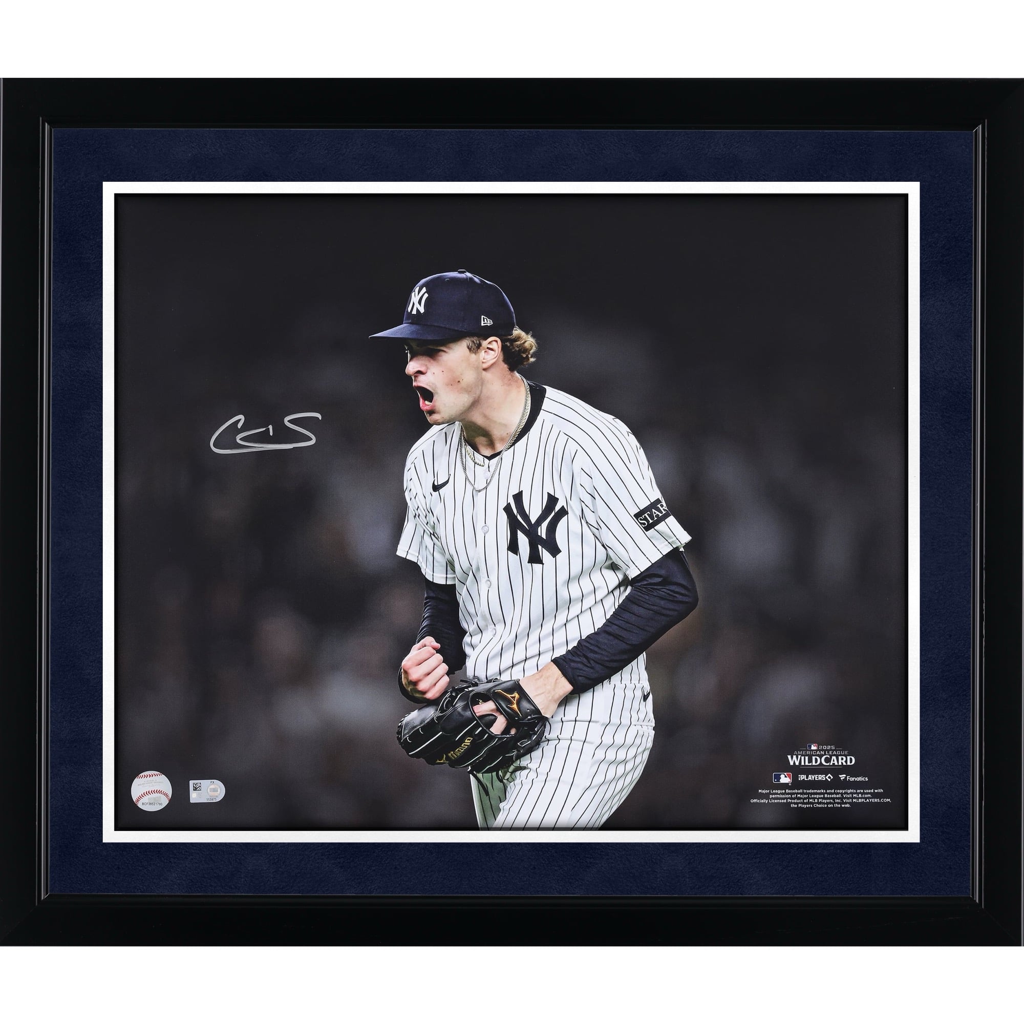 Photo dédicacée de Cam Schlittler (New York Yankees) - 40 x 50 cm - Célébration de son retrait sur trois prises lors de la série Wild Card de la Ligue américaine de la MLB 2025