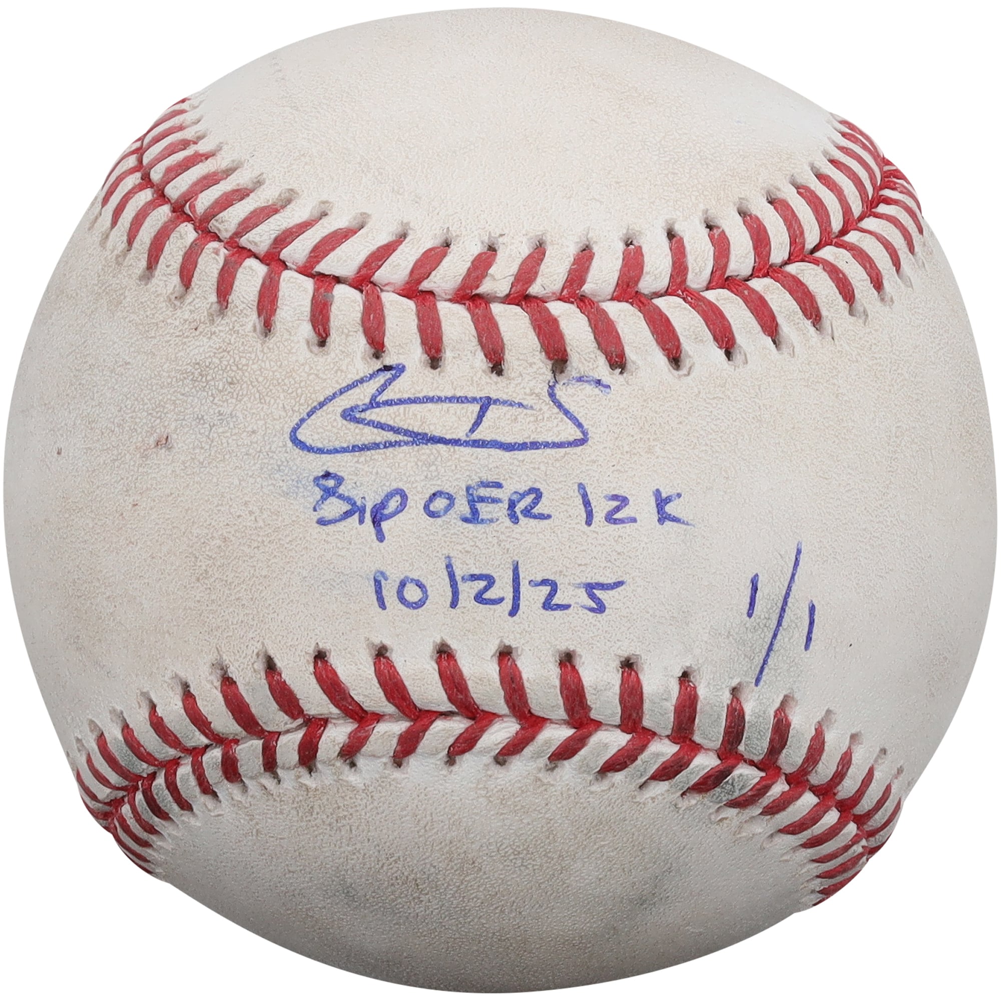 Balle de baseball utilisée et autographiée par Cam Schlittler, lanceur des Yankees de New York, lors du match contre les Red Sox de Boston le 2 octobre 2025. Inscription : « 8 manches lancées, 0 point mérité, 12 retraits sur des prises, 02/10/25 ».