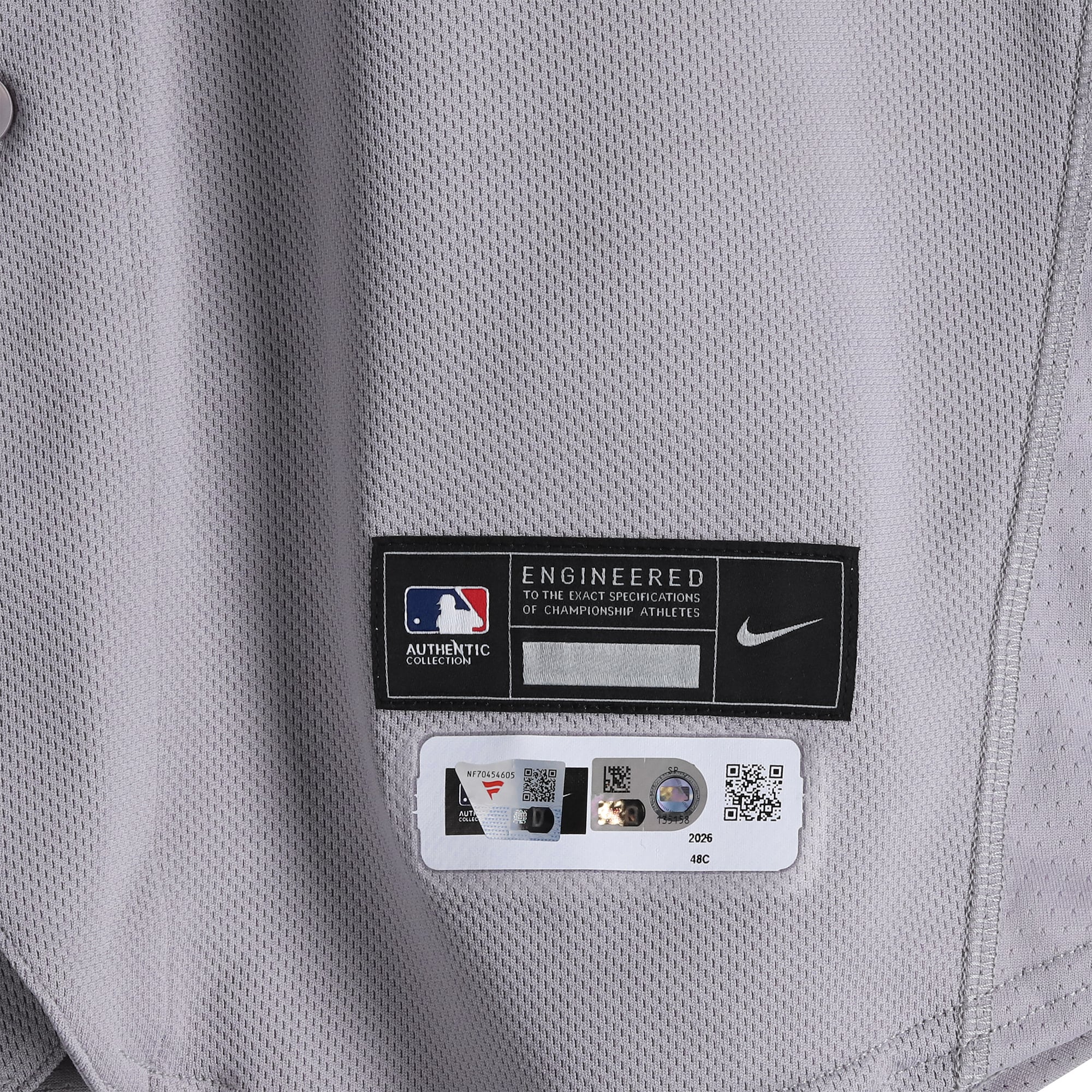 Maillot gris n° 55 porté par Carlos Rodón des Yankees de New York lors du match contre les Athletics le 29 mai 2026 - 6 manches lancées, 1 point mérité, 3 retraits sur des prises, 1 victoire