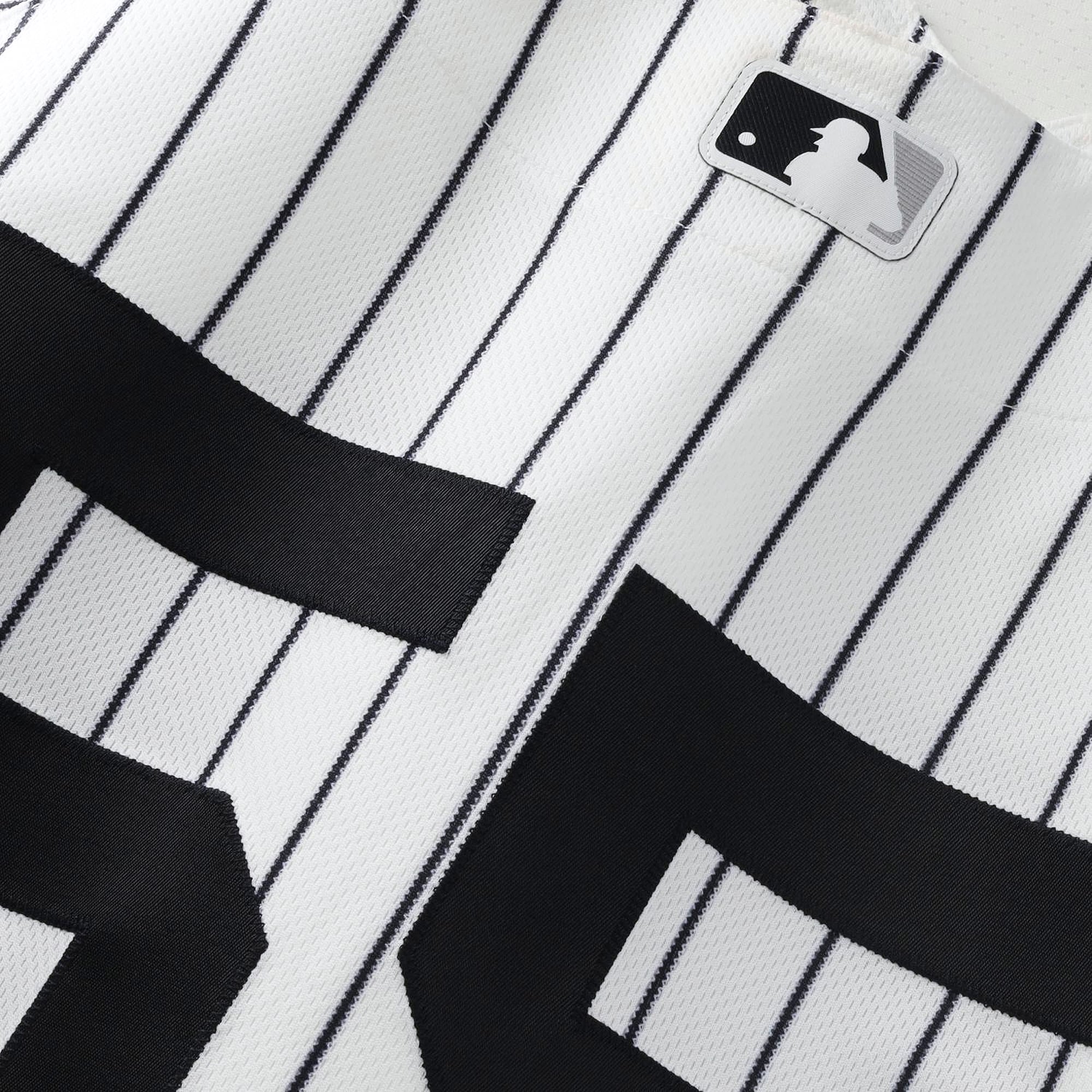 Maillot blanc à rayures Nike porté par Carlos Rodón (New York Yankees) sous le numéro 55 lors du match contre les Blue Jays de Toronto le 23 août 2026.