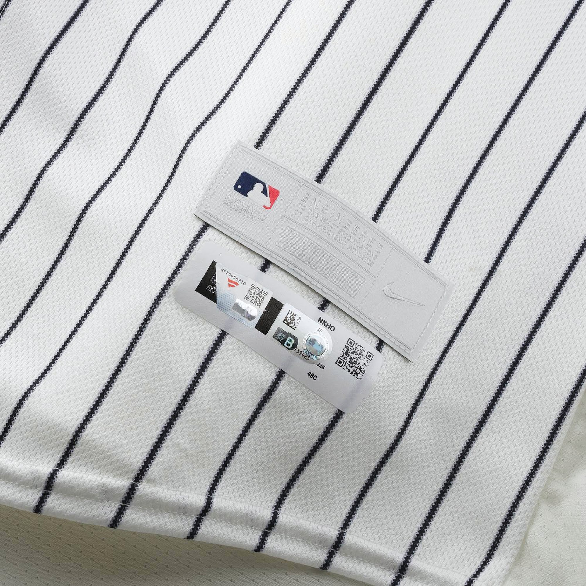 Maillot blanc à rayures Nike porté par Carlos Rodón (New York Yankees) sous le numéro 55 lors du match contre les Blue Jays de Toronto le 23 août 2026.