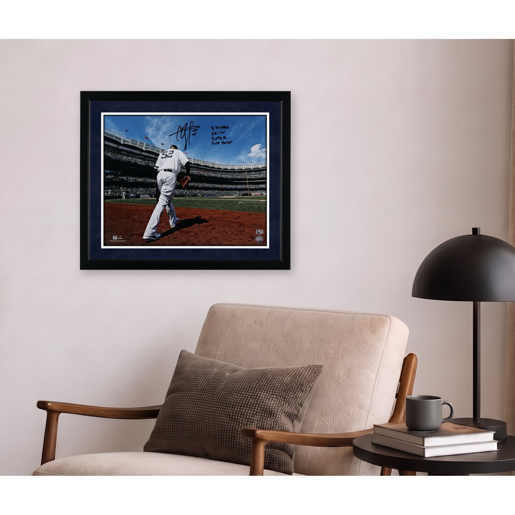 Photo dédicacée de CC Sabathia, joueur des Yankees de New York, sortant du dugout, 40,6 x 50,8 cm (16 x 20 pouces), avec plusieurs inscriptions