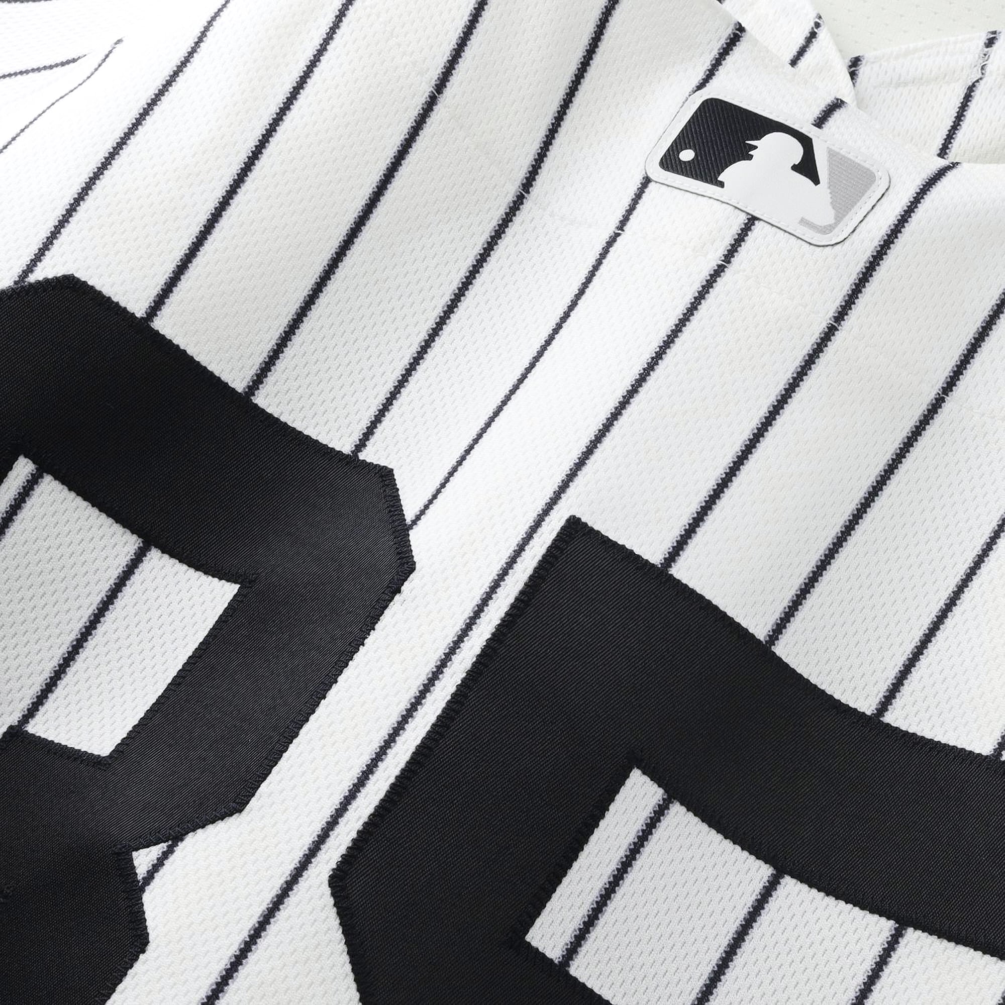 Maillot blanc à rayures Nike porté par Cody Bellinger (New York Yankees, n° 35) lors du match contre les Red Sox de Boston le 30 août 2026.