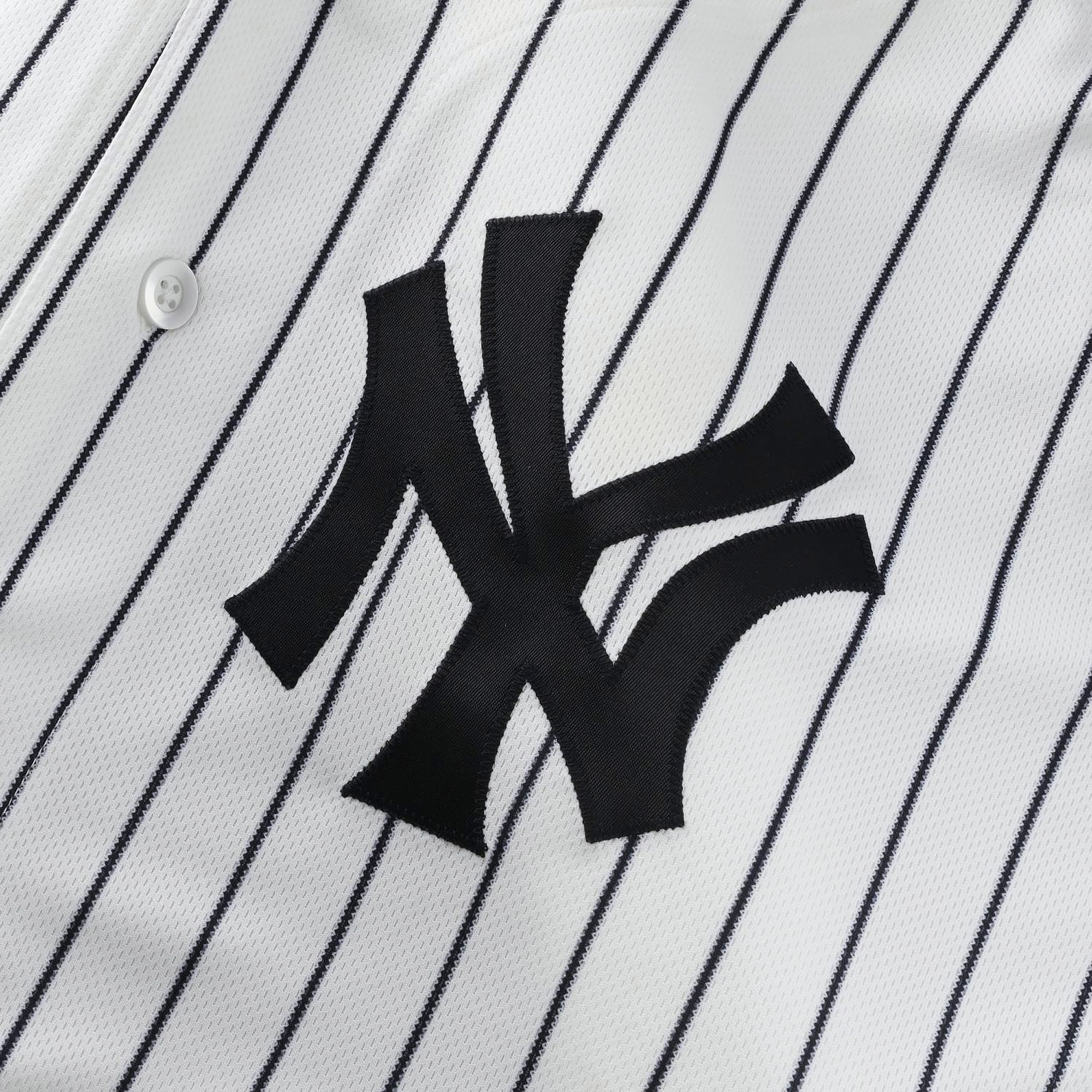 Maillot blanc à rayures Nike porté par Cody Bellinger (New York Yankees, n° 35) lors du match contre les Red Sox de Boston le 30 août 2026.