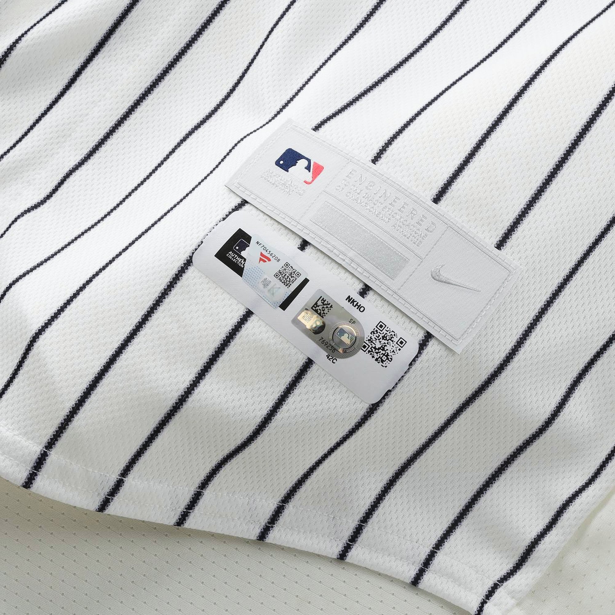 Maillot blanc à rayures Nike porté par Cody Bellinger (New York Yankees, n° 35) lors du match contre les Red Sox de Boston le 30 août 2026.