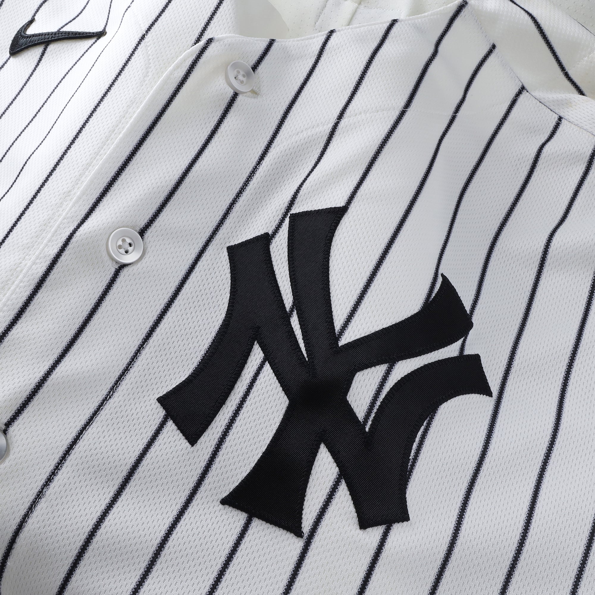 Maillot blanc à rayures Nike n° 35 porté par Cody Bellinger des Yankees de New York lors du match contre les Pirates de Pittsburgh le 22 juillet 2026 - Deuxième match du programme double