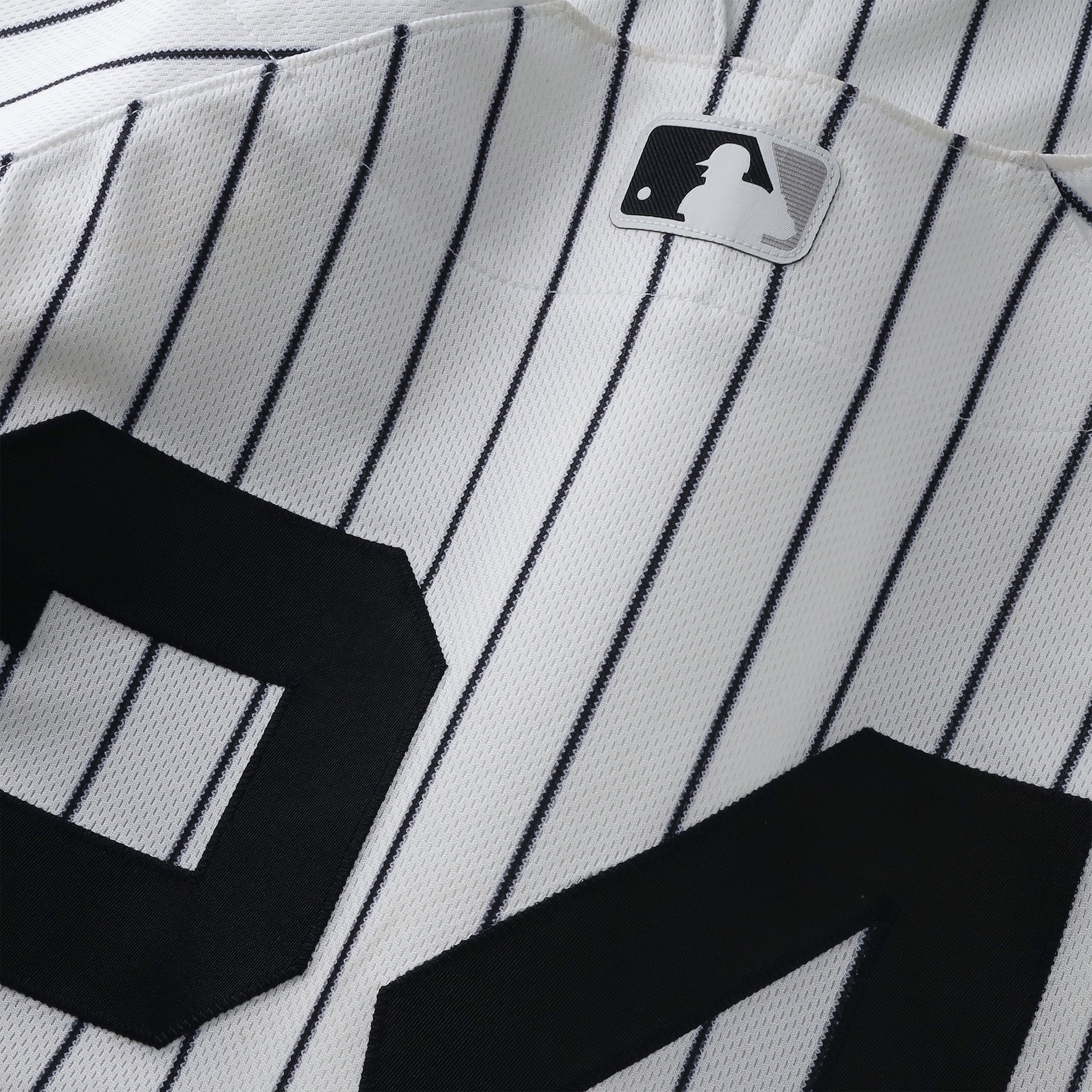 Maillot blanc à rayures Nike n° 24 porté par Jasson Domínguez des Yankees de New York lors du match contre les Pirates de Pittsburgh le 22 juillet 2026 - Deuxième match du programme double