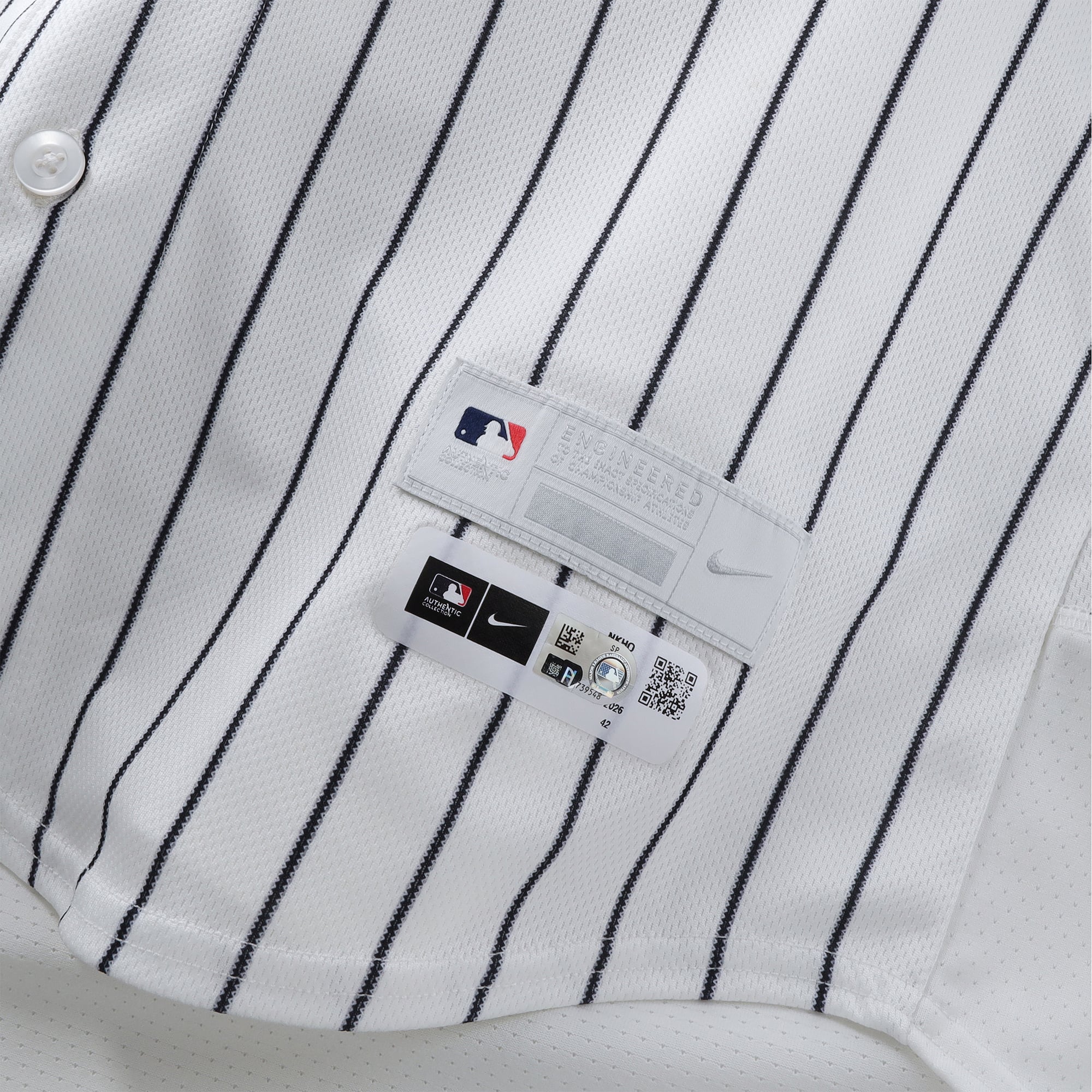 Maillot blanc à rayures Nike n° 24 porté par Jasson Domínguez des Yankees de New York lors du match contre les Pirates de Pittsburgh le 22 juillet 2026 - Deuxième match du programme double