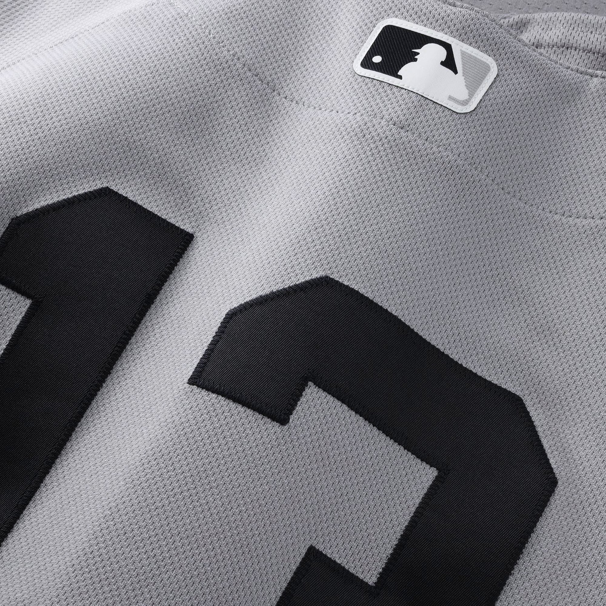 Maillot gris Nike n° 13 porté par Jazz Chisholm Jr. (New York Yankees) lors du match contre les Orioles de Baltimore le 20 août 2026