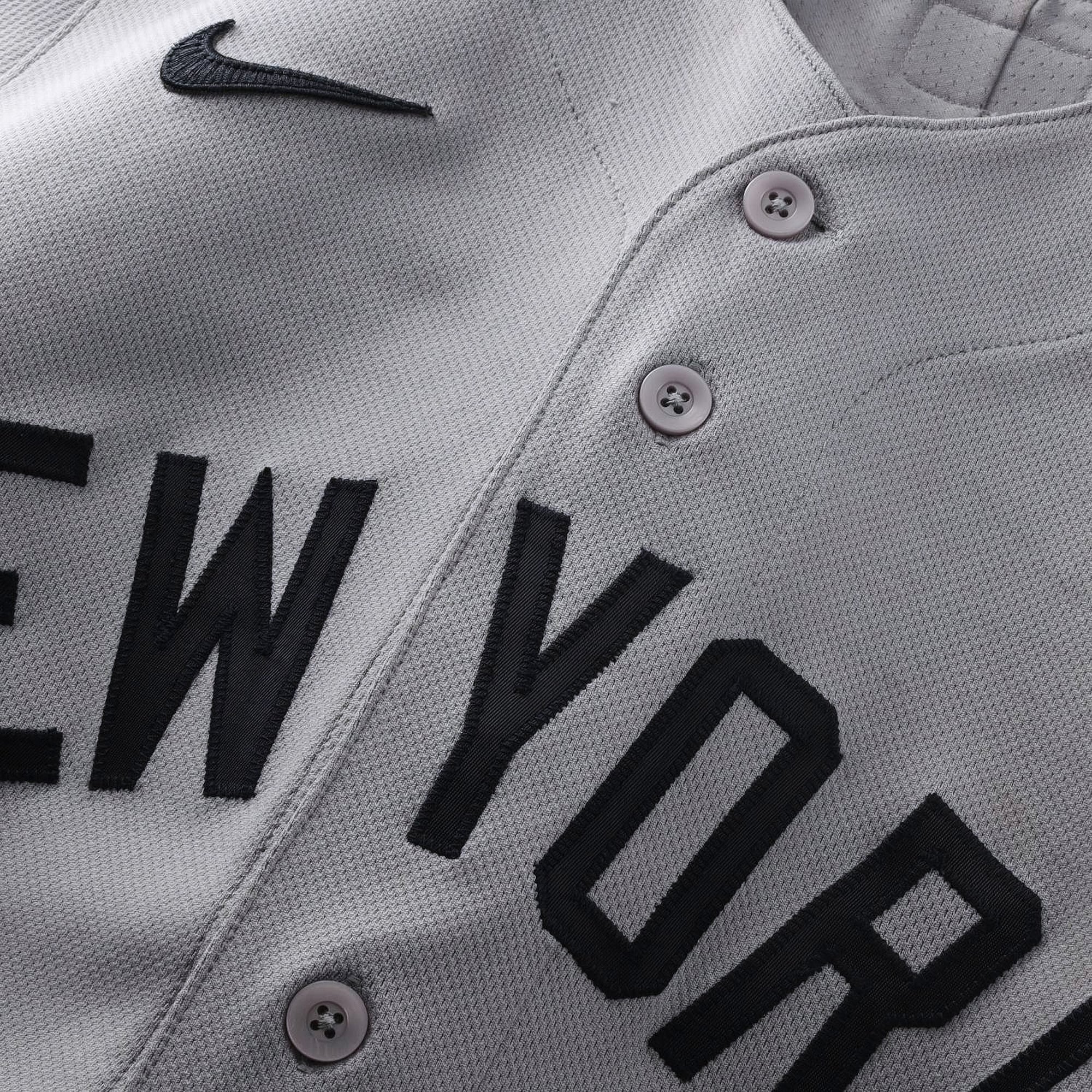 Maillot gris Nike n° 13 porté par Jazz Chisholm Jr. (New York Yankees) lors du match contre les Orioles de Baltimore le 20 août 2026