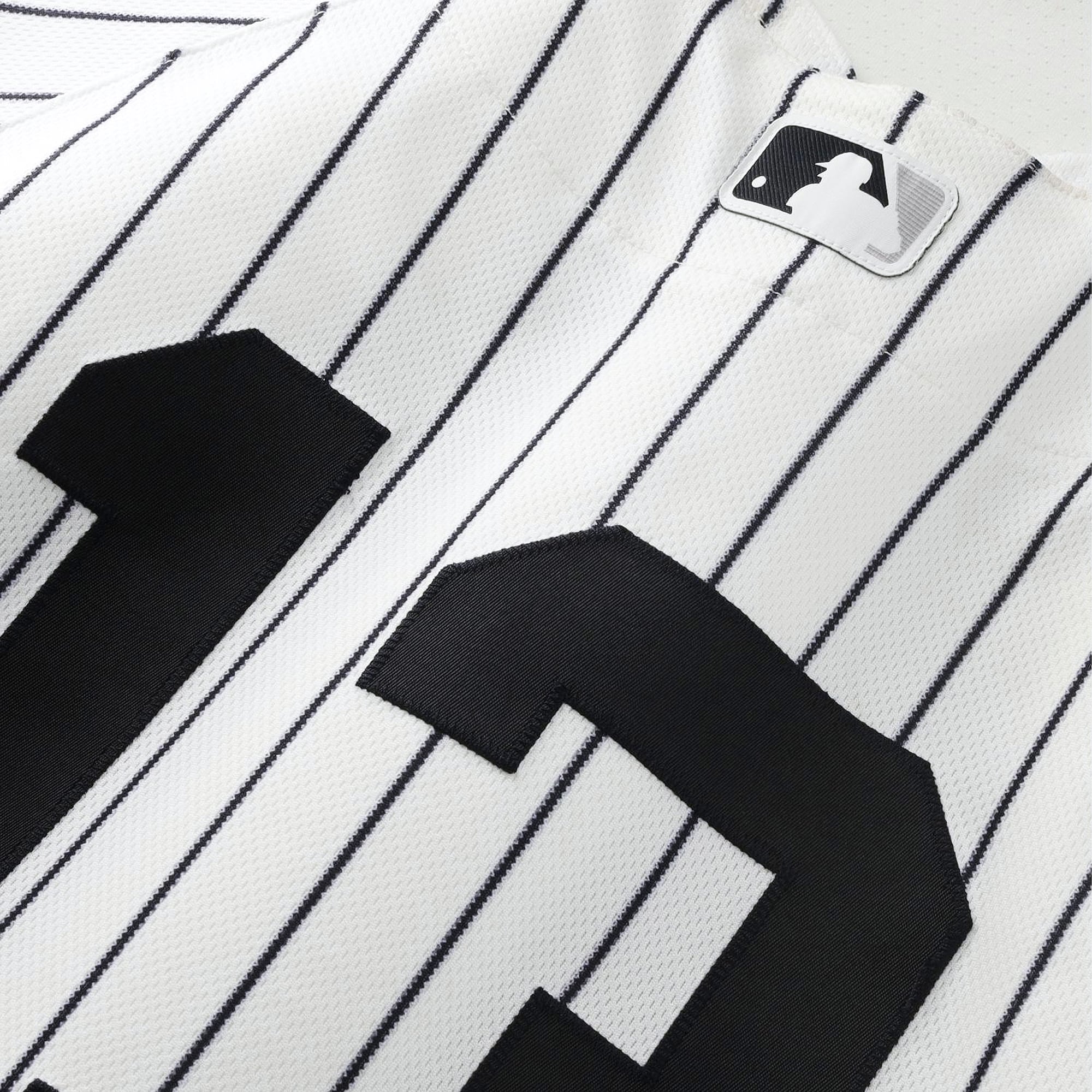 Maillot blanc à rayures Nike porté par Jazz Chisholm Jr. (New York Yankees) n° 13 lors du match contre les Red Sox de Boston le 30 août 2026.