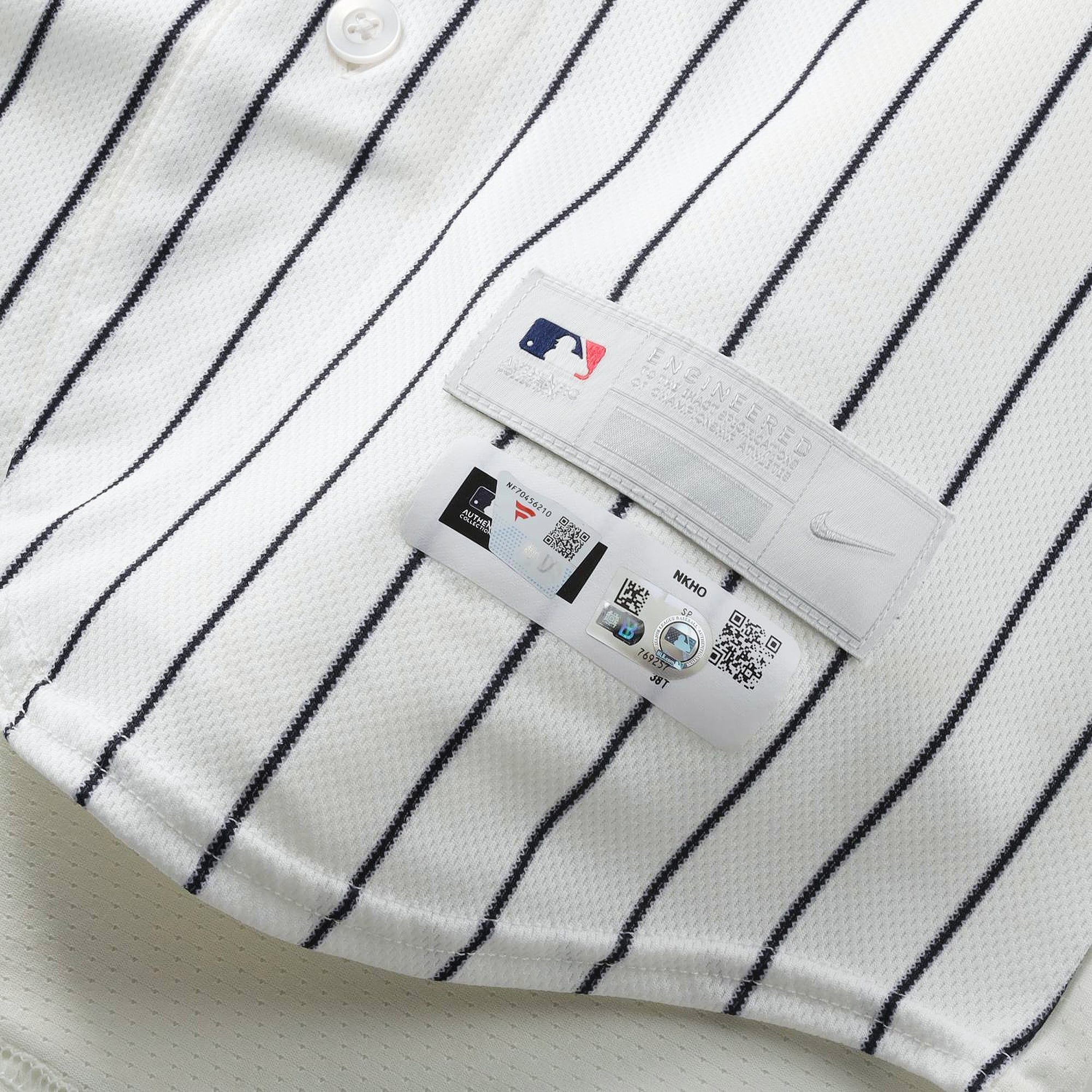 Maillot blanc à rayures Nike porté par Jazz Chisholm Jr. (New York Yankees) n° 13 lors du match contre les Red Sox de Boston le 30 août 2026.