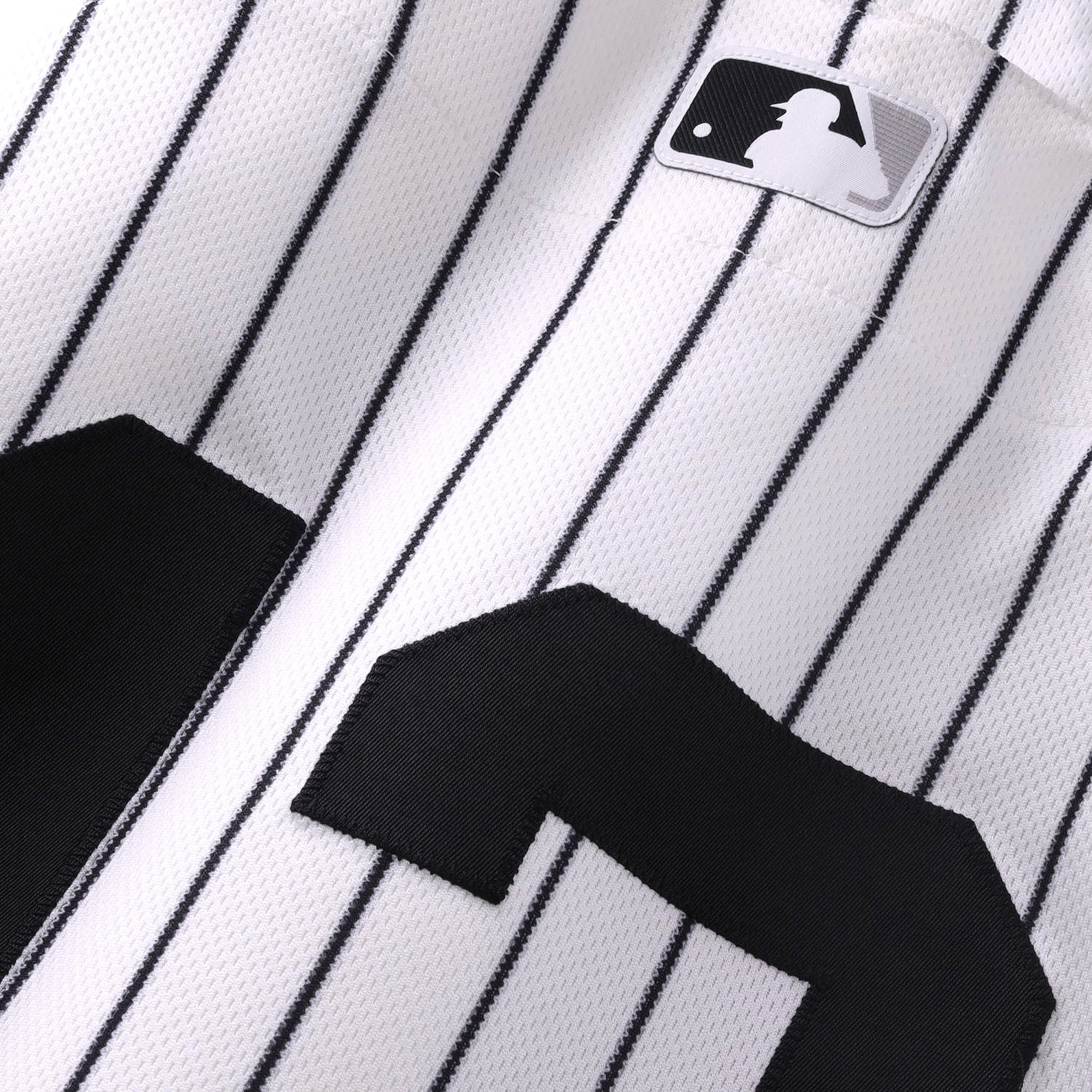 Maillot blanc à fines rayures n° 13 porté par Jazz Chisholm Jr. (New York Yankees) contre les Mariners de Seattle le 13 août 2026